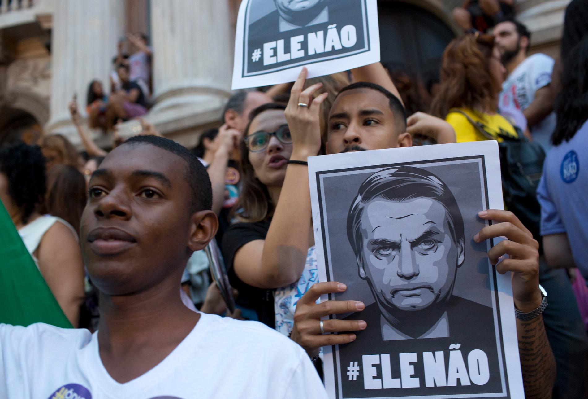 "Inte han", står det på plakaten när människor i Rio de Janeiro nyligen protesterade mot den högerextreme presidentkandidaten Jair Bolsonaro, som leder i opinionsmätningarna inför söndagens val.