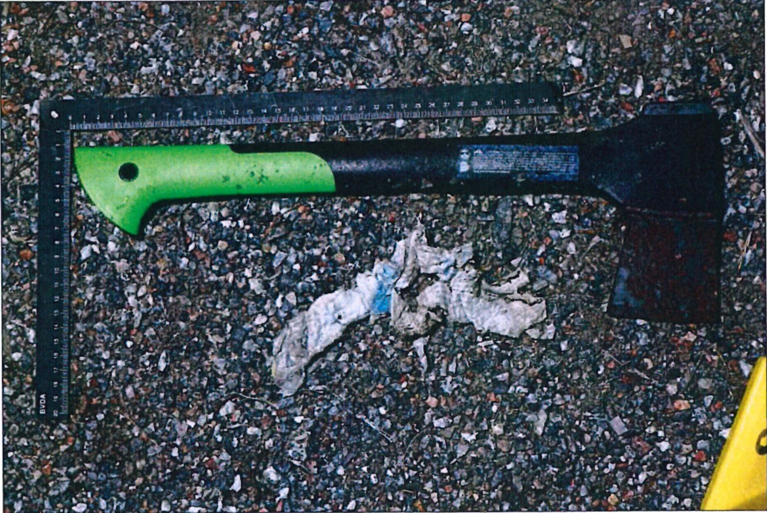Mordvapnet, en yxa, som låg kvar på brottsplatsen i Sollentuna.