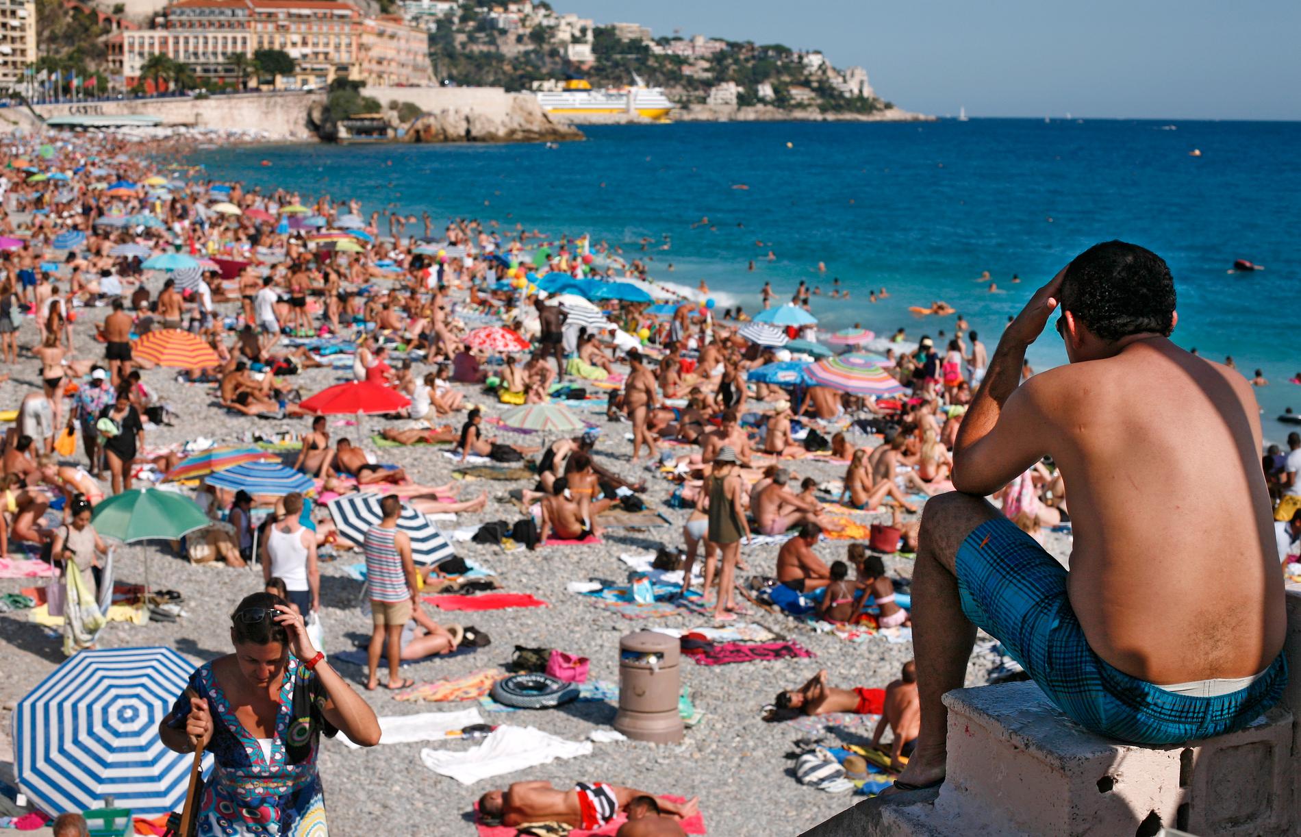 Stranden i Nice på franska Rivieran kommer antagligen inte att vara packad med solbadare i sommar. Arkivbild.