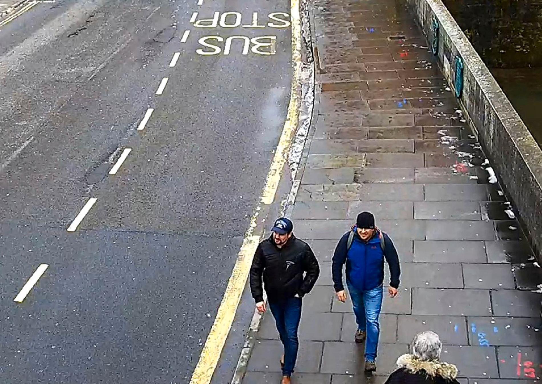 Här går de två ryska männen längs med en gata i Salisbury den 4 mars 2018, i samband med förgiftningen av Sergej och Julia Skripal. Arkivbild.