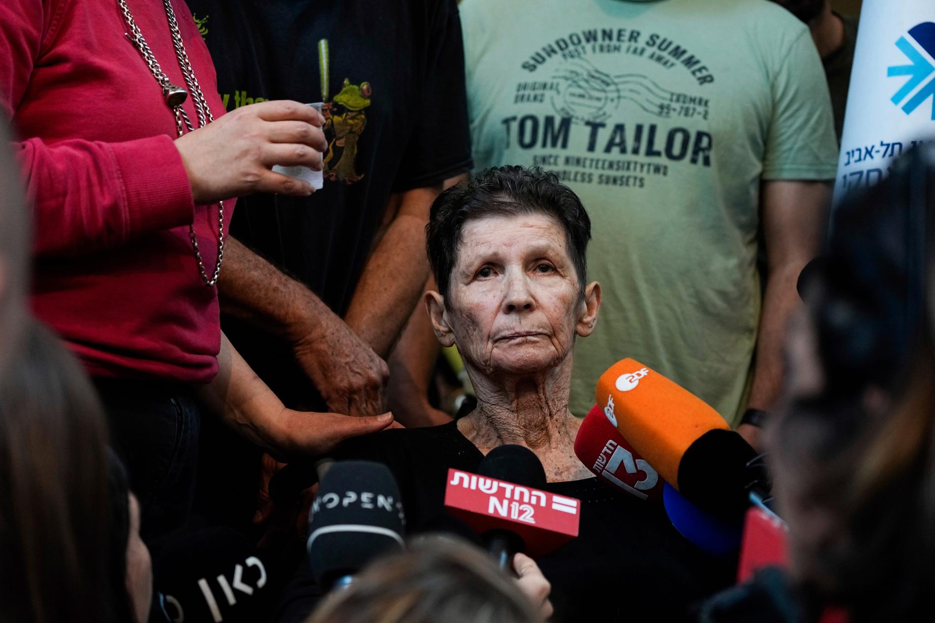 85-åriga Yocheved Lifshitz togs gisslan av Hamas men frigavs i oktober. När hon frigavs tog hon sin fångvaktare i hand och sade "shalom" – det hebreiska ordet för fred. Fotot togs den 24 oktober.