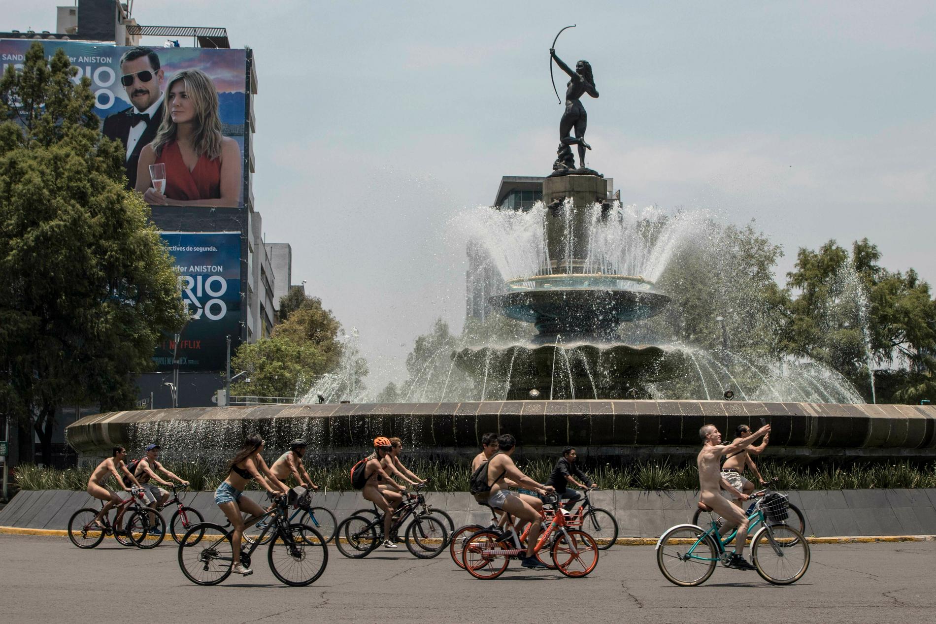 Nakna cyklister i Mexikos huvudstad.