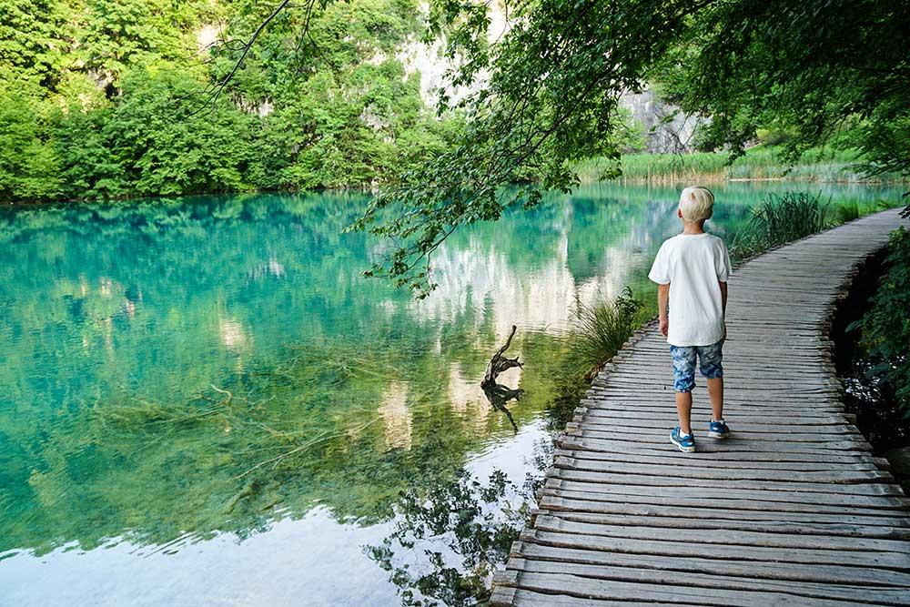 Sebastian promenerar i nationalparken Plitvice i Kroatien. 