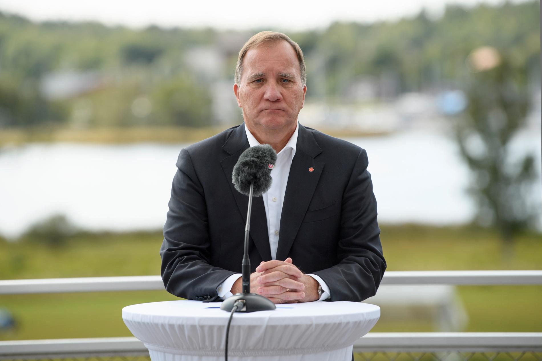Beskedet förvånade eftersom Löfven tidigare meddelat att han skulle sitta kvar över valet. 