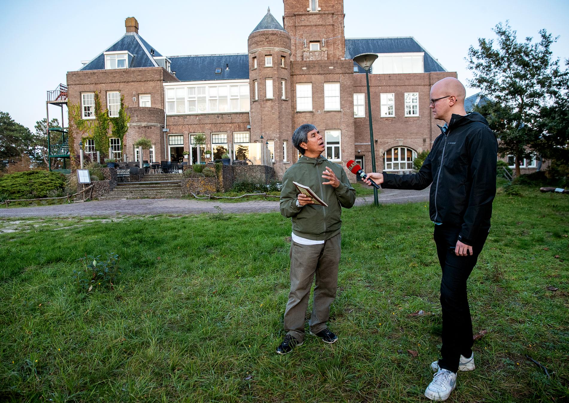 Carlos intervjuas av Aftonbladets reporter Adam Westin.