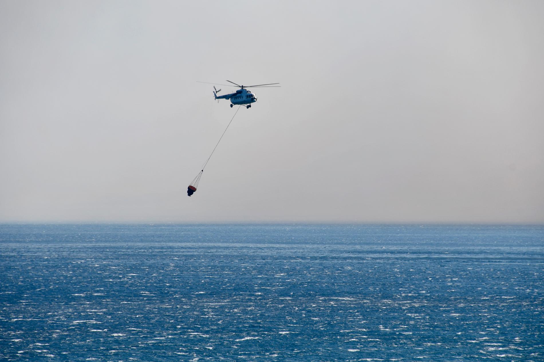 En helikopter deltar i en räddningsaktion efter att en annan helikopter kraschade i havet utanför ön Samos i Grekland.