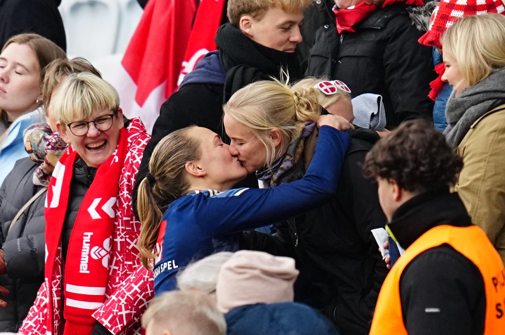 Magdalena Eriksson kysser danska stjärnan Pernille Harder som missade matchen på grund av en operation. 