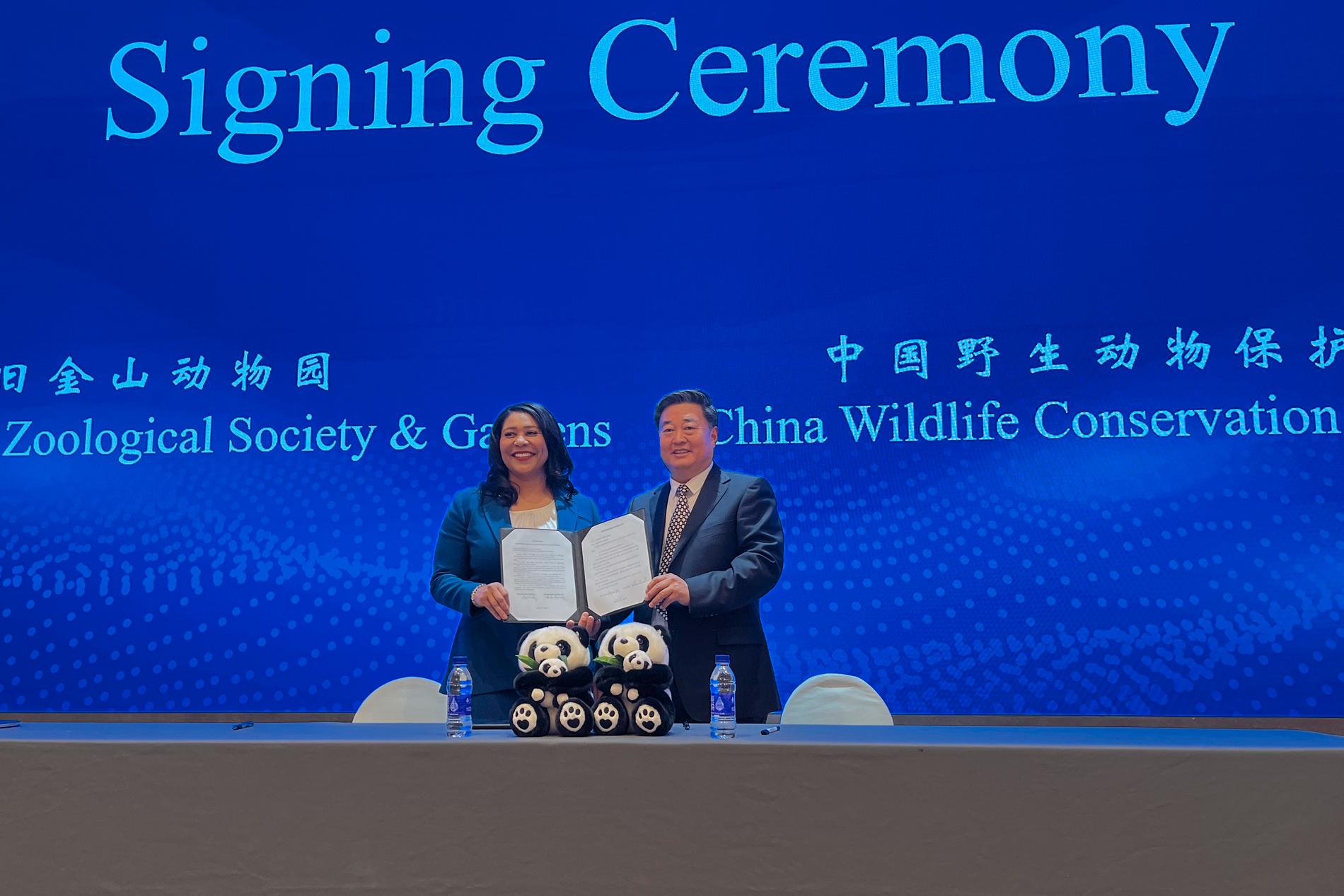 San Franciscos borgmästare London Breed och Wu Minglu, generalsekreterare för China Wildlife Conservation Association, under en ceremoni i Peking.
