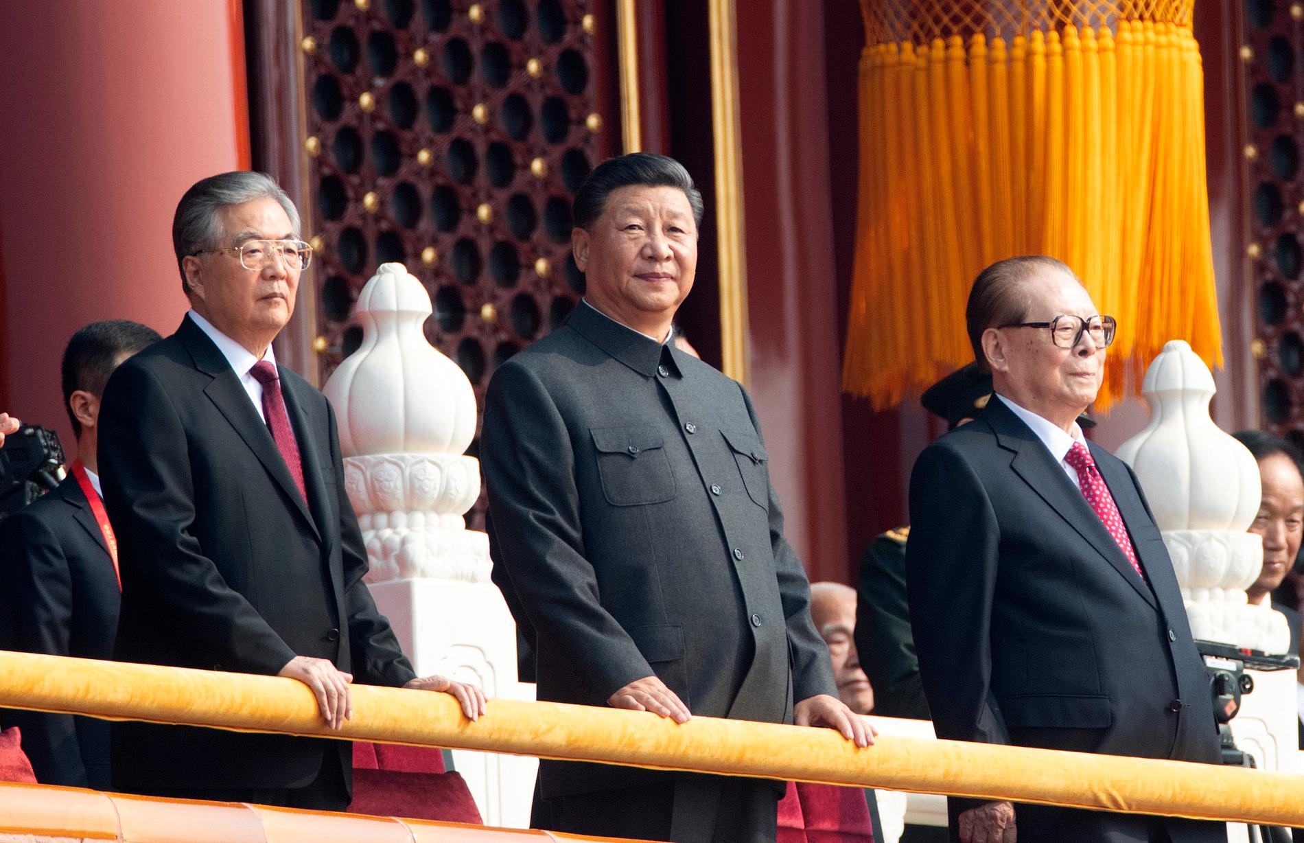 Xi Jinping, med företrädarna Hu Jintao (till vänster) och Jiang Zemin (till höger) bredvid sig vid 70-årsfirandet.