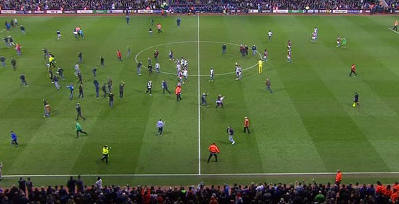 Aston Villa-fansen stormade planen innan matchen var slut.