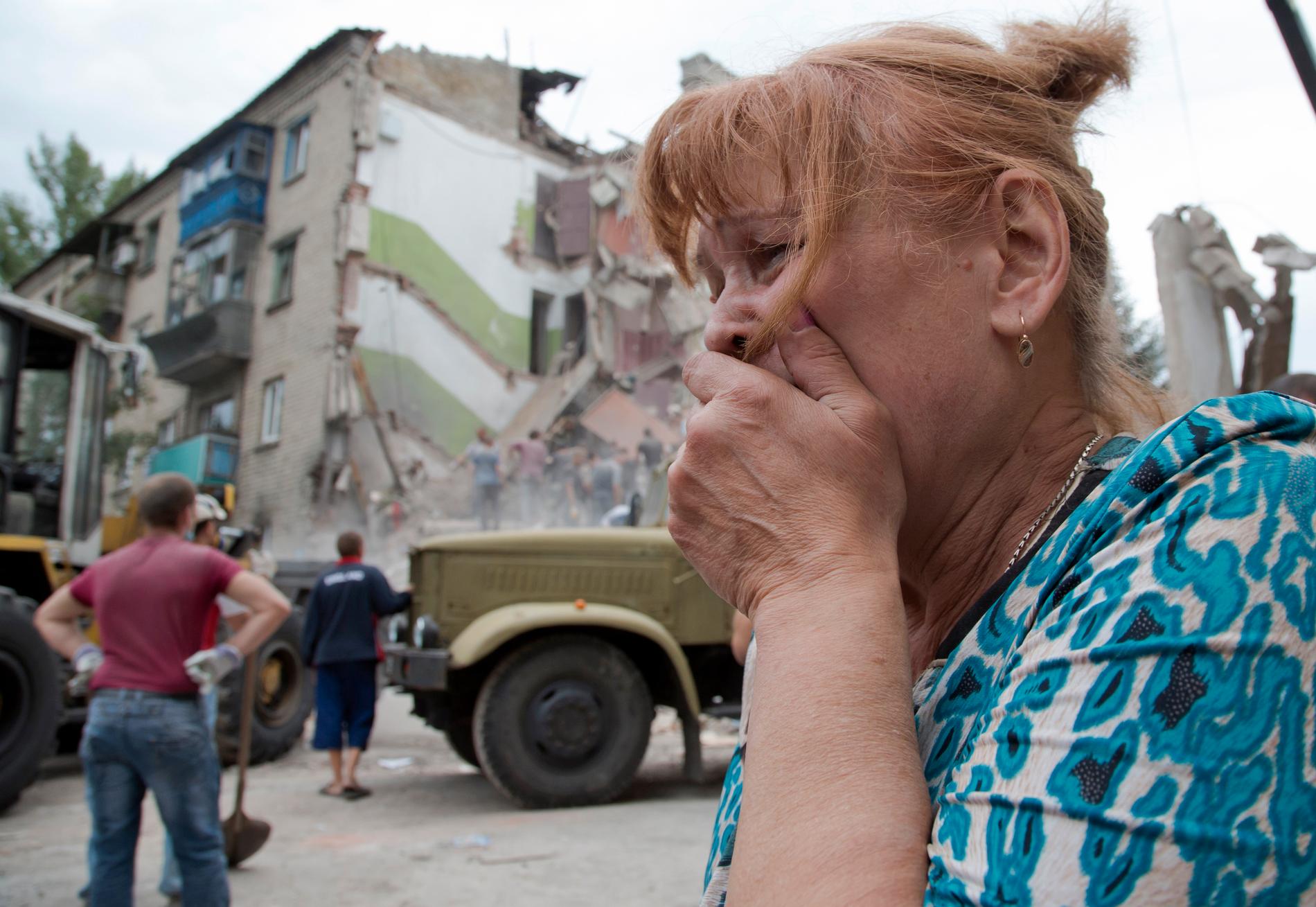Efter en granatattack i Snizhne, 10 kilometer norr om Donesk, 15 juli 2014. Minst nio civila dödades.