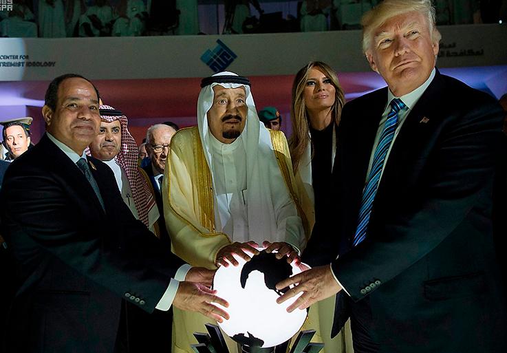 Egyptens president Abd al-Fattah al-Sisi, Saudiarabiens kung Salman bin Abdul Aziz och USA:s president Donald Trump förenas kring globen.