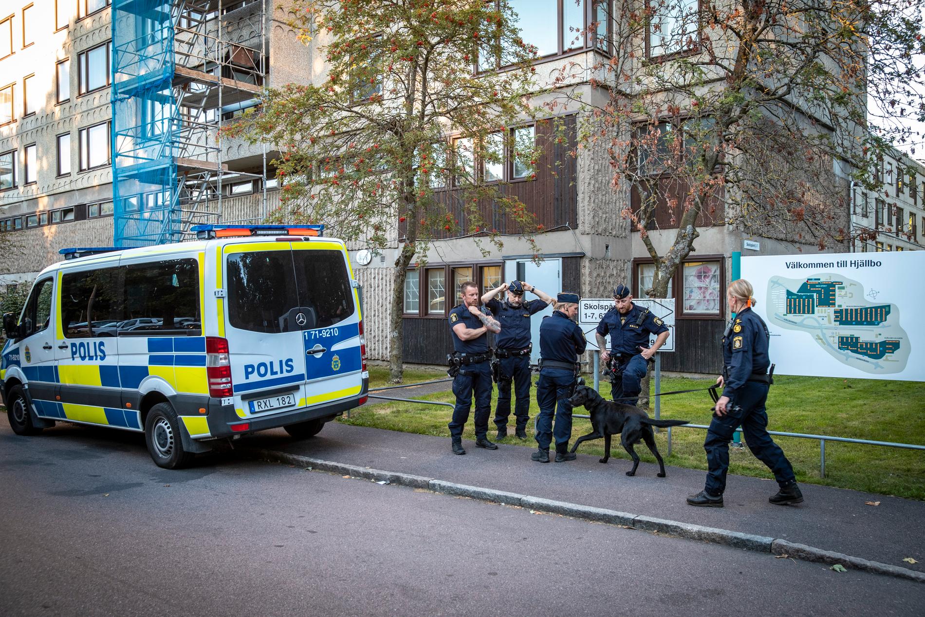 Polisen har ökat sin närvaro i Göteborgsförorten Hjällbo sedan kriminella gäng upprättat vägspärrar.