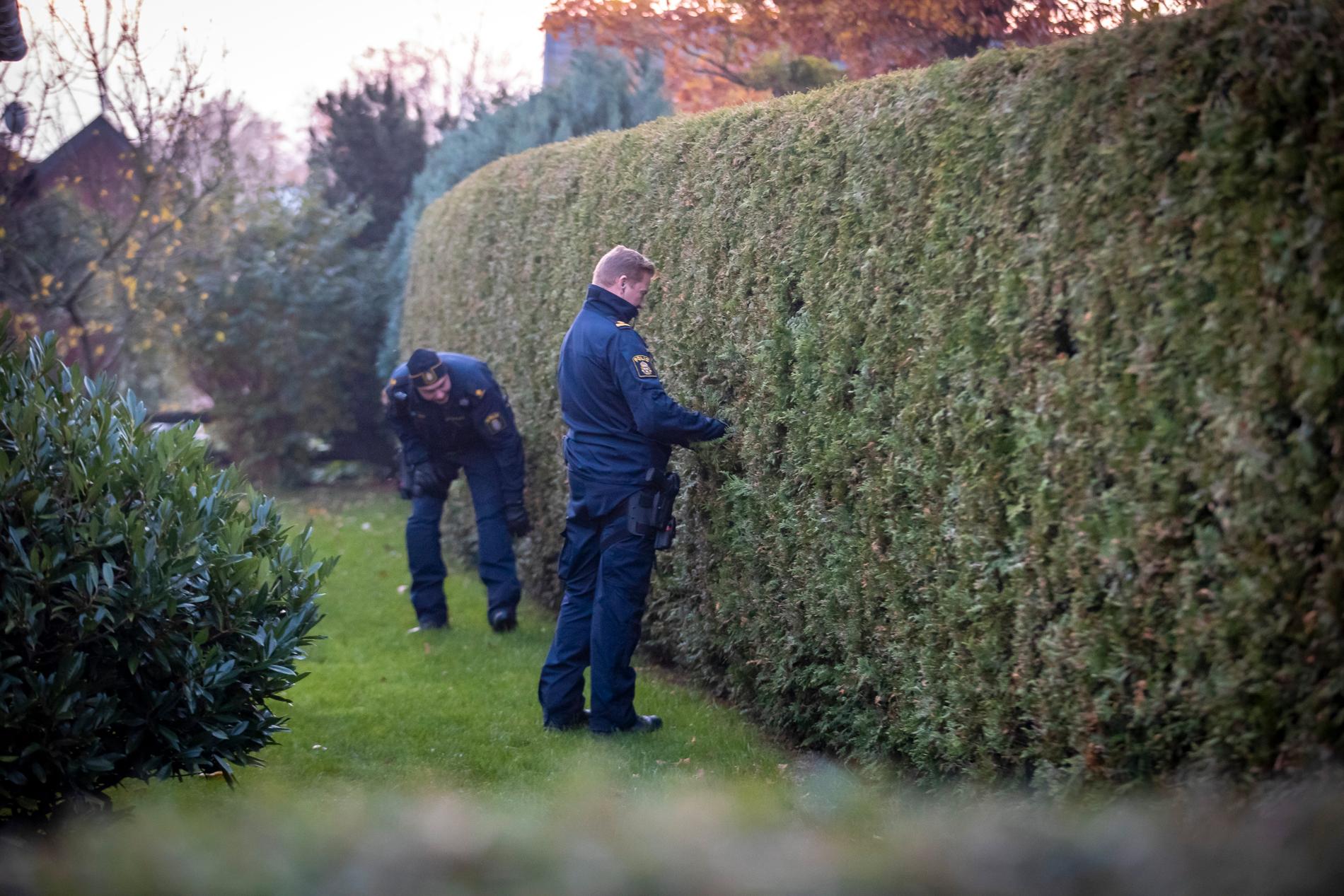 Polisen sökte bland annat igenom villaträdgårdar i Tröingeberg.