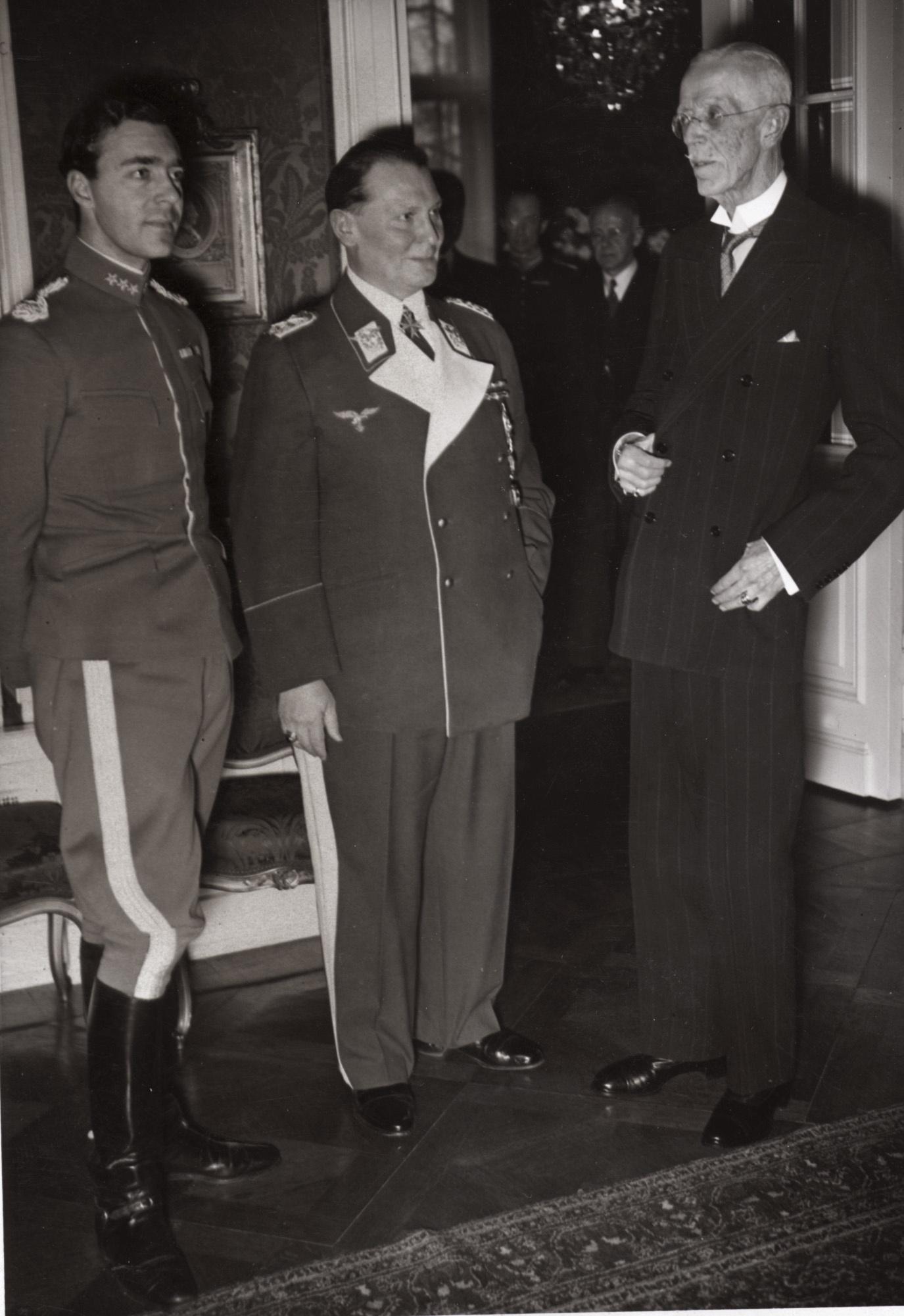 Prins Gustaf Adolf, riksmarskalk Hermann Göring och kung Gustaf V vid utdelandet av storkorset av Svärdsorden, svenska ambassaden i Berlin 2 februari 1939.