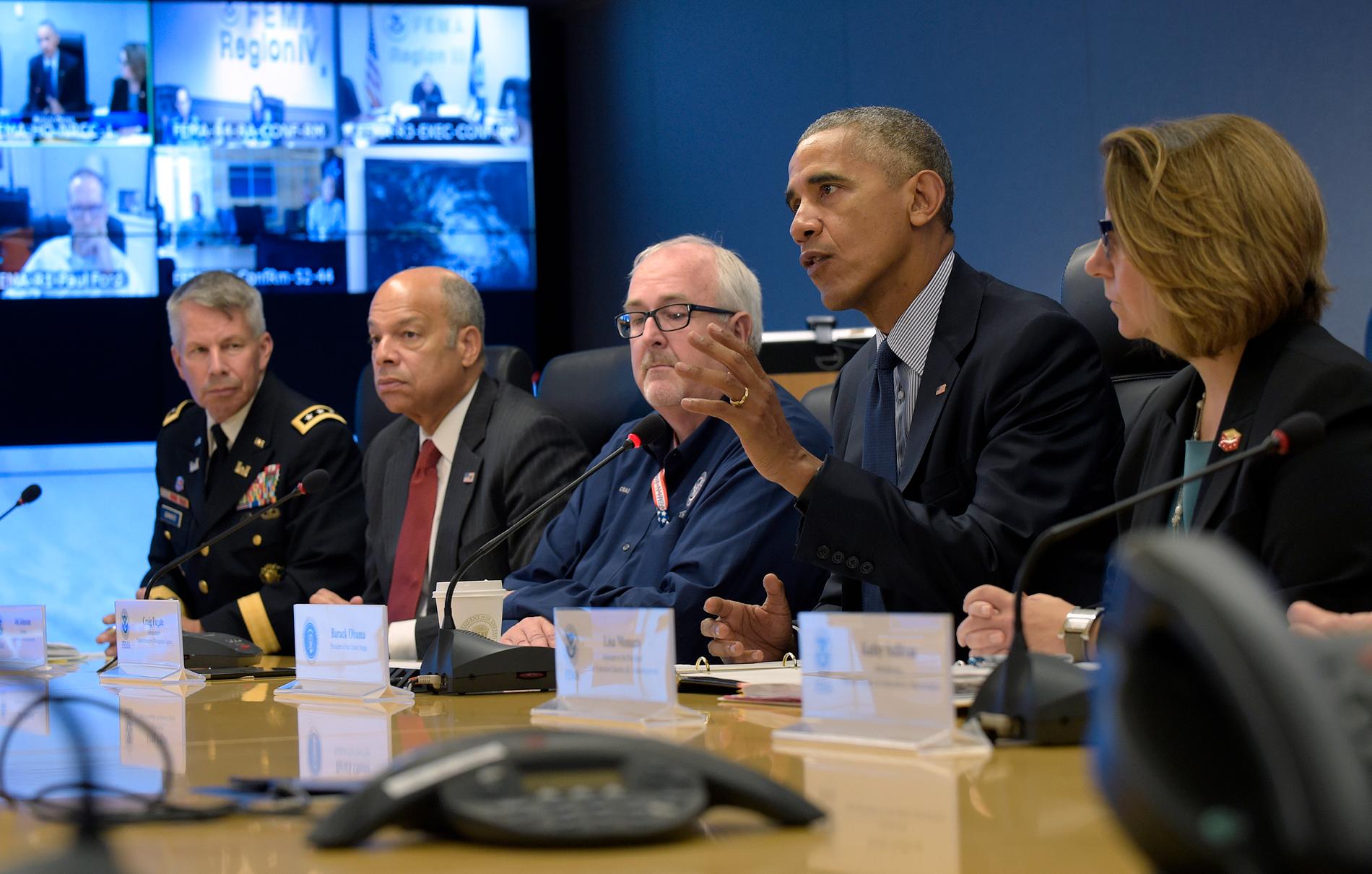 President Barack Obama informerar sig om stormläget.