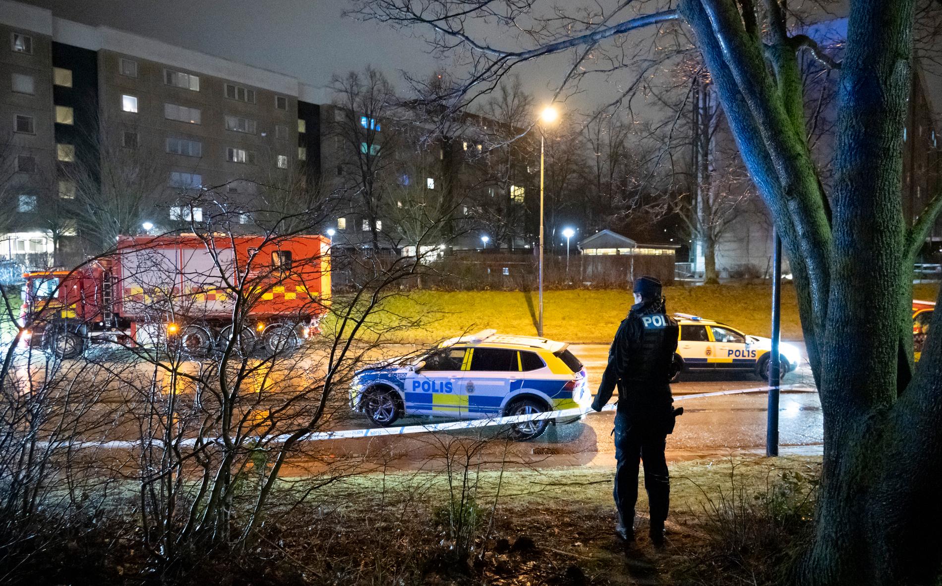 Polis, räddningstjänst och bombtekniker på plats på Thomsons väg på Rosengård natten till lördagen. En av flera sprängningar i området på bara några dagar.