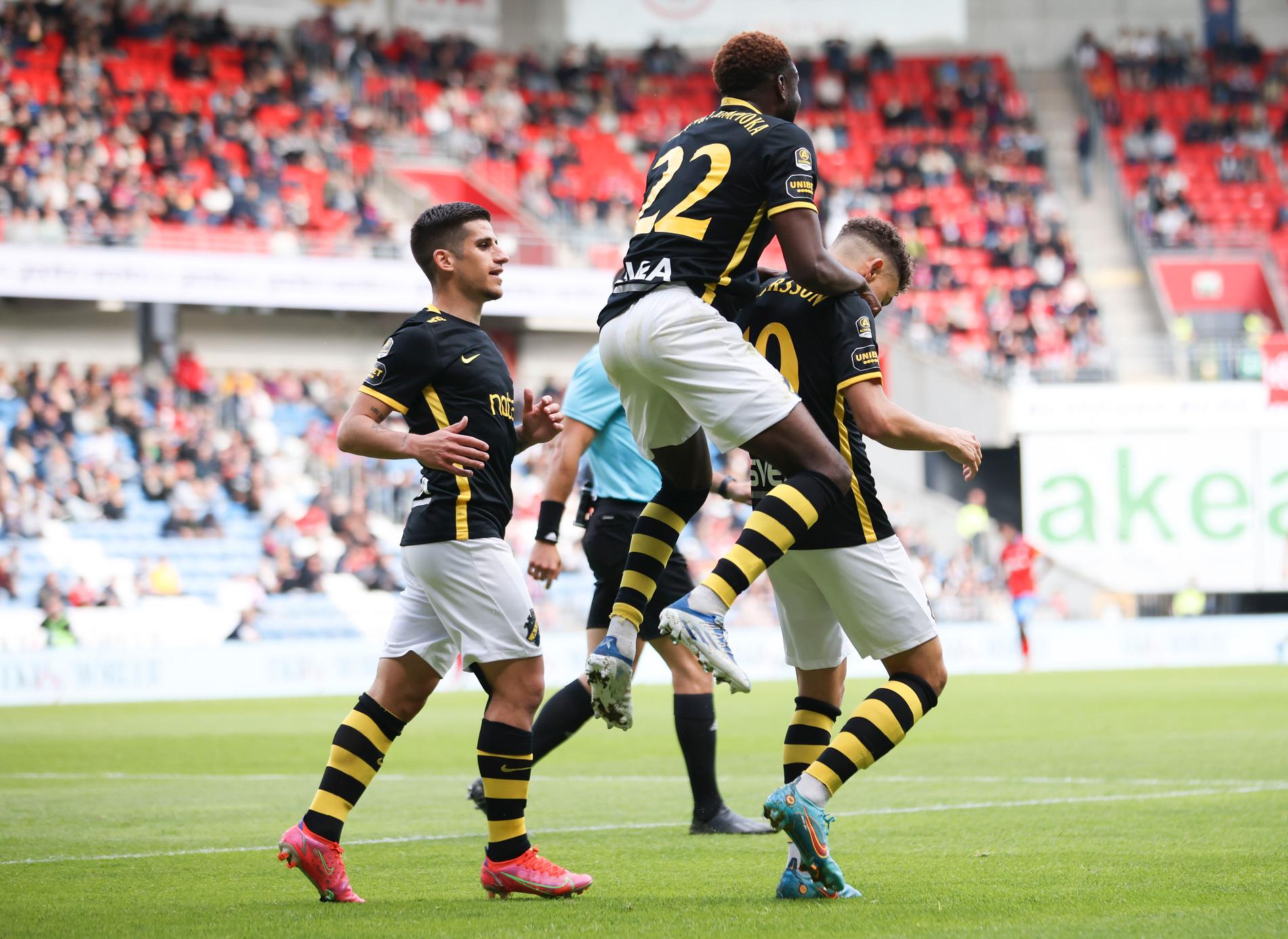 AIK:s Jordan Larsson (till höger) firade återhållsamt efter att ha sänkt sin gamla klubb Helsingborg med sitt 2–1-mål på Olympia.