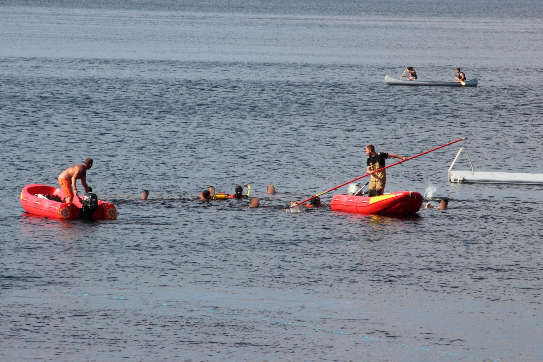 En ung pojke sjönk i vattnet ute vid Degernäs camping och räddningstjänst, ambulans, polis var på plats.