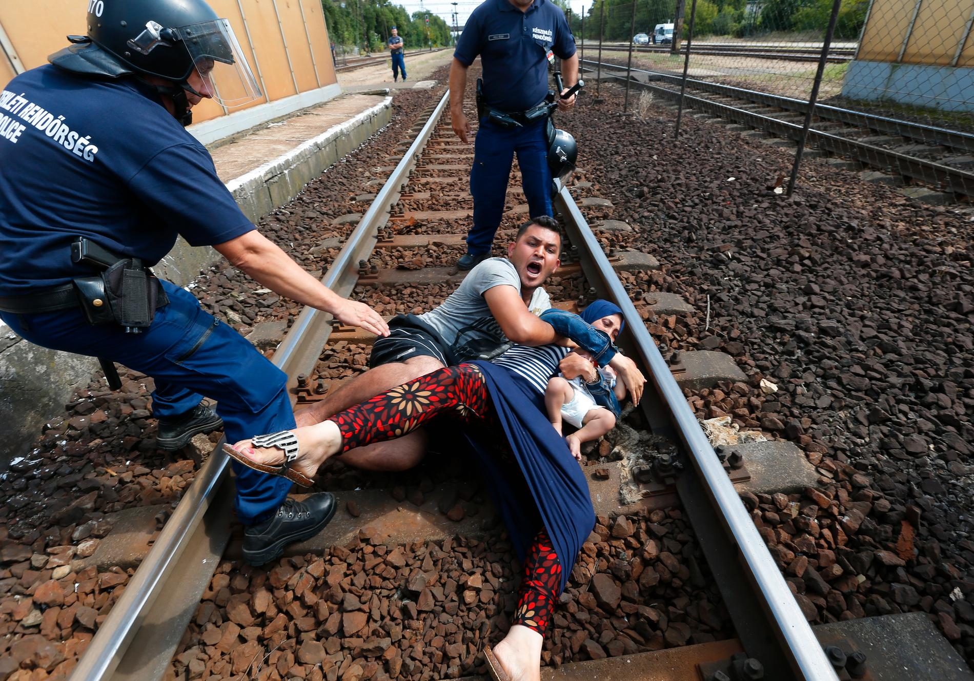 Kaotiska scener utspelade sig i staden Bicske sedan polisen stoppat och tömt ett tåg med migranter. I Bicske finns ett av Ungerns flyktingläger, med plats för cirka 350 människor.