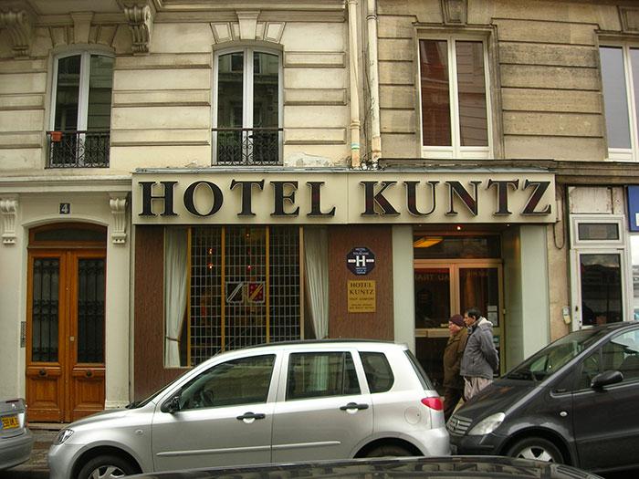 Kan misstolkas... Hotellskylten måste vara en fotosensation för turistande amerikaner Hotel Kuntz i Frankrike.