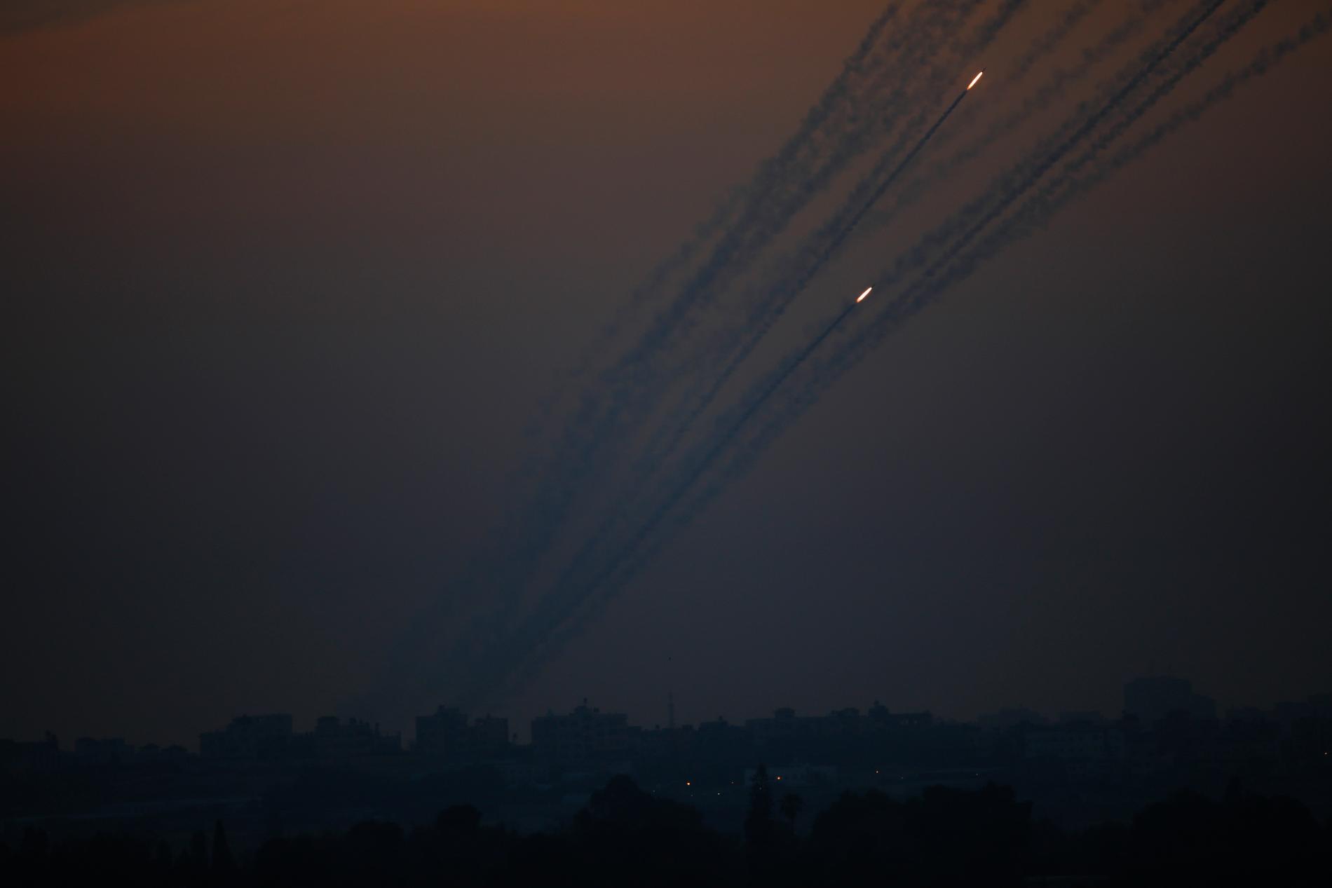 Raketer som avlossats från Gazaremsan mot Israel lämnar spår på himlen. Arkivbild.