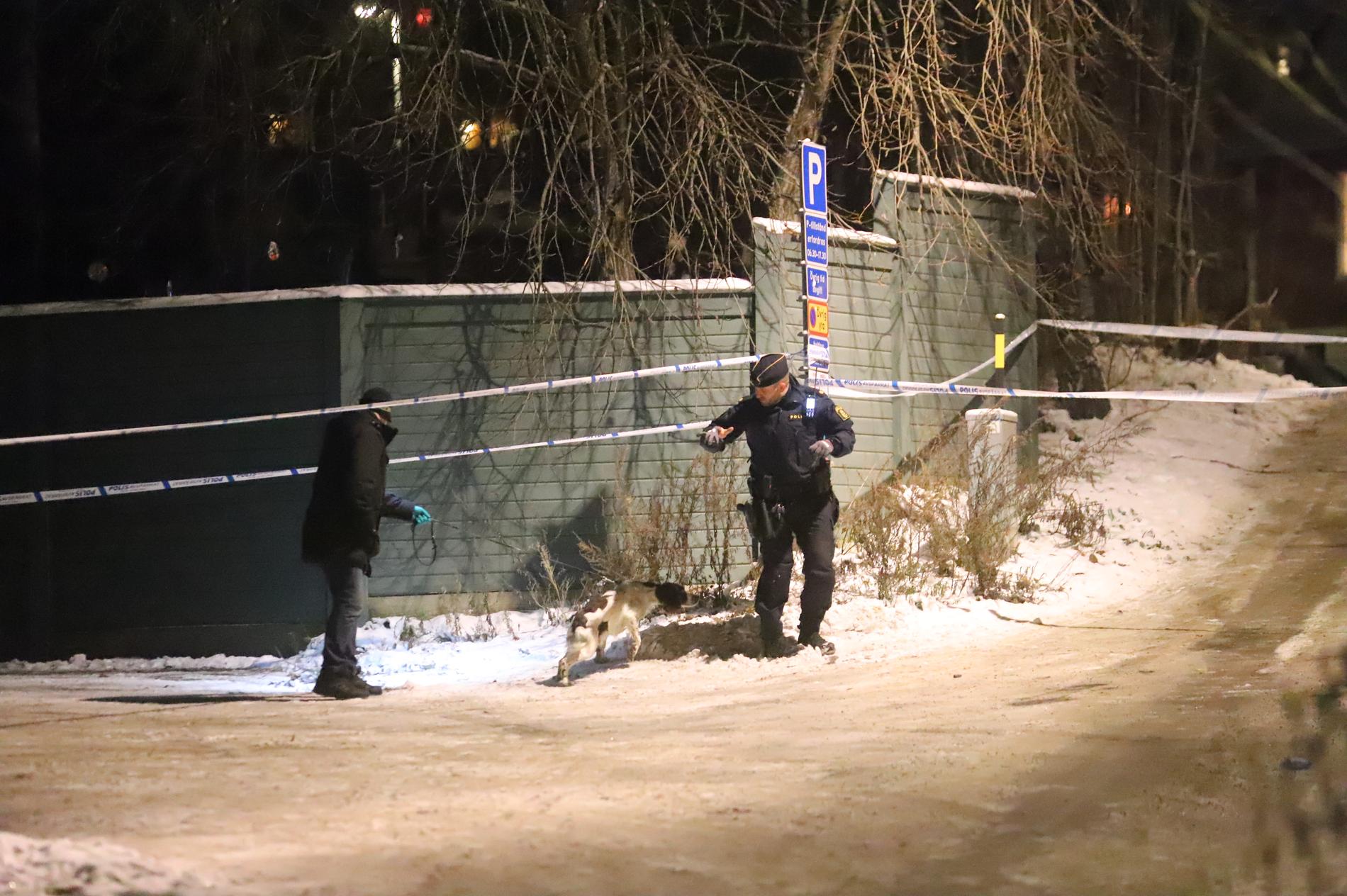 En man hittades skjuten i ett fordon i Stuvsta i Huddinge på onsdagskvällen.
