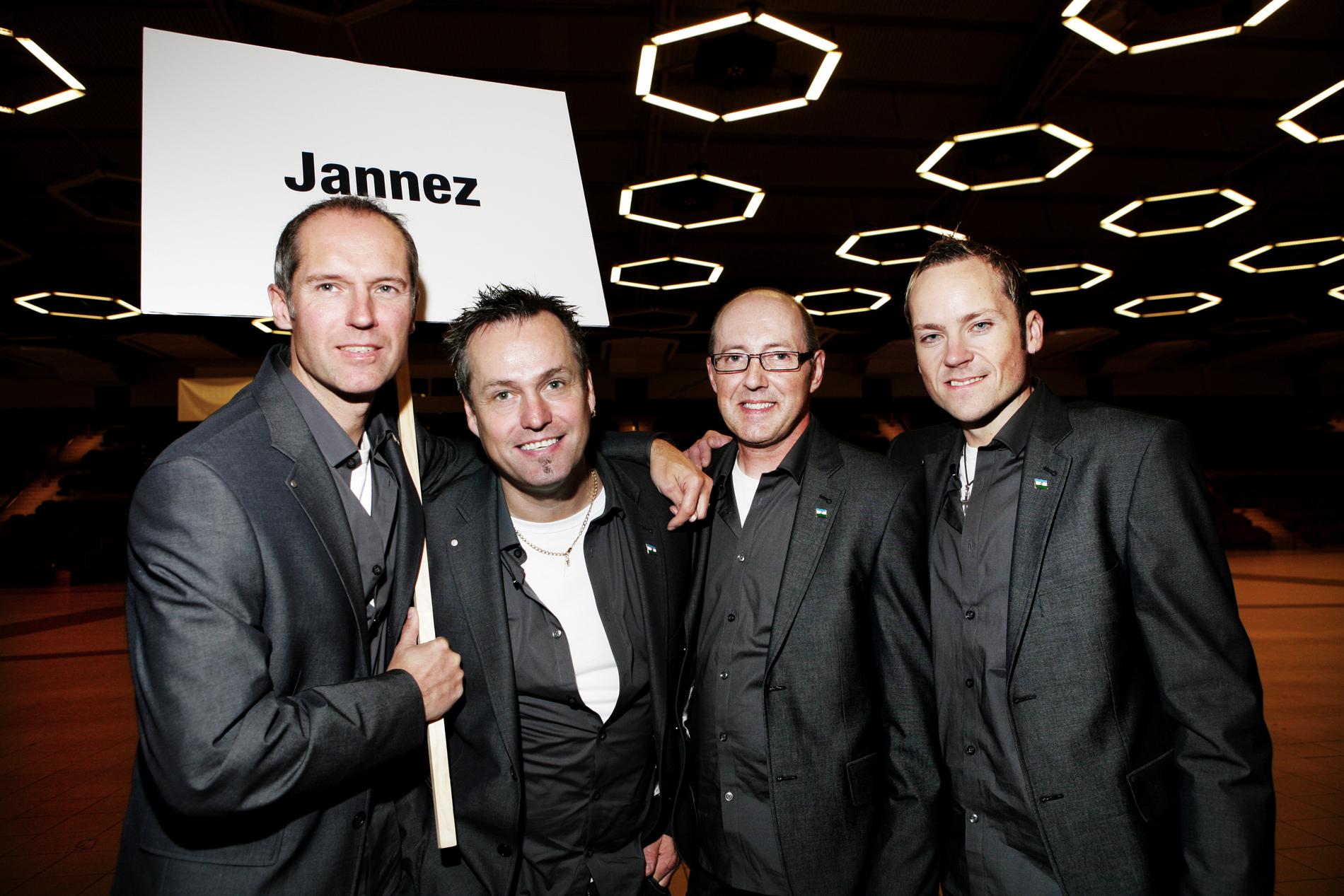 Jannez med Jan Oscarsson, andra från höger.