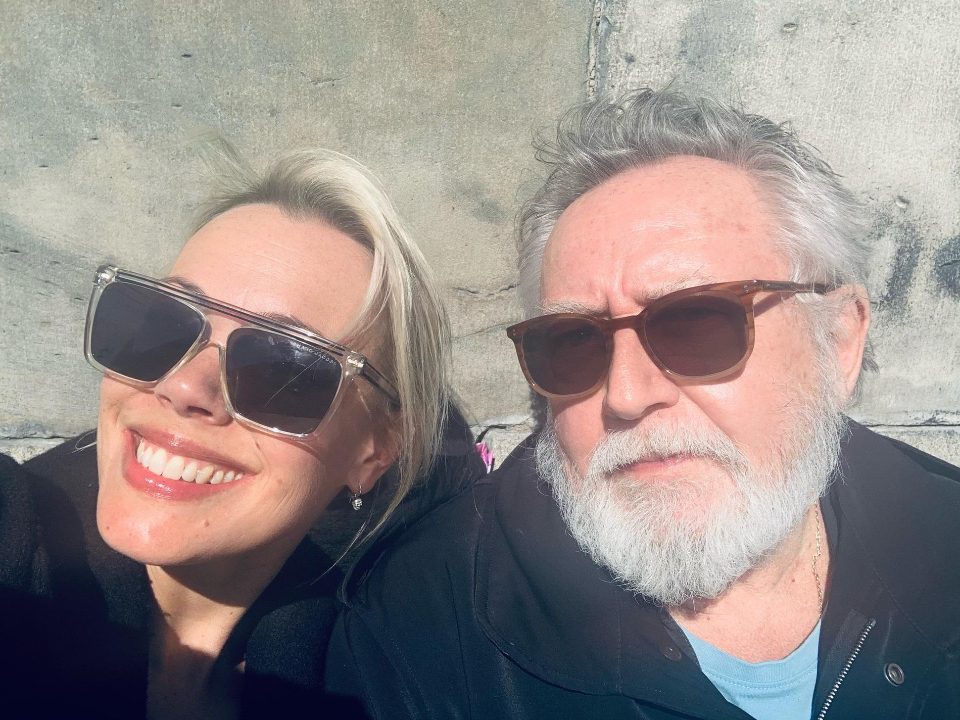 Kärleksparet Ninna Prage och Ulf Lundell njuter av solen