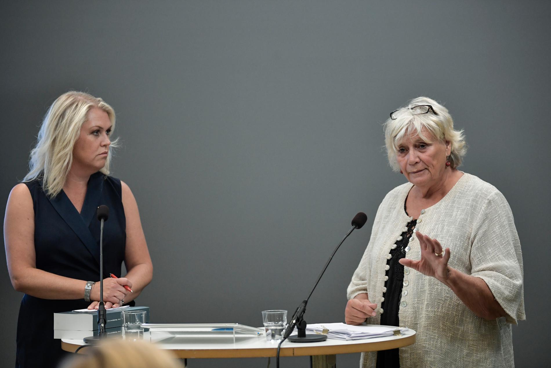 Socialminister Lena Hallengren (S), till vänster, tar emot den största översynen av socialtjänsten på decennier av regeringens särskilda utredare Margareta Winberg.