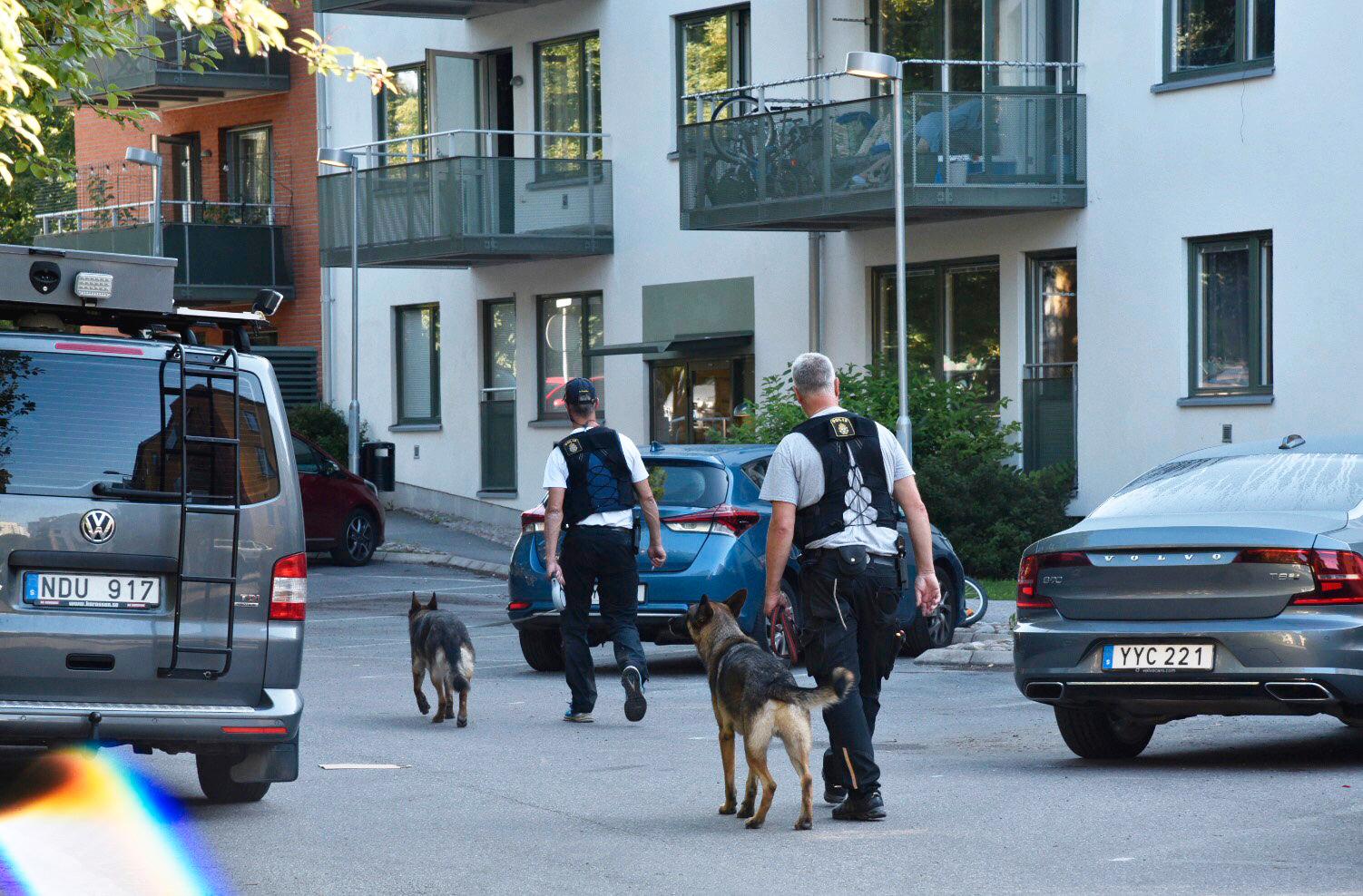 Polisen arbetar i Vällingby på onsdagen.