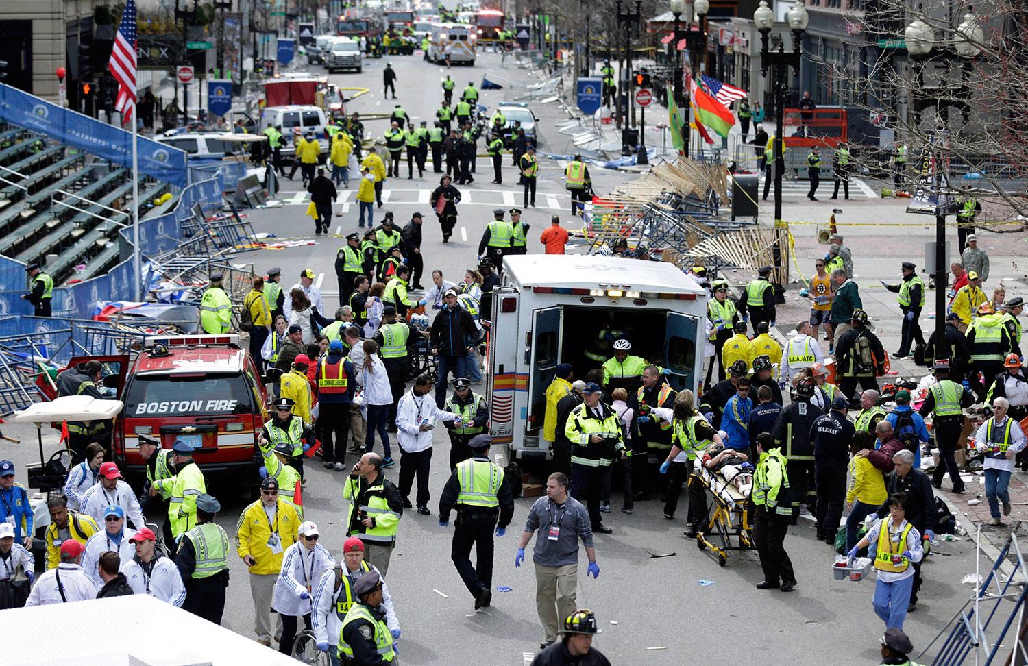 TRE DÖDA – 260 SKADADE AV BOSTONBOMBERNA För snart två år sen, den 15 april 2013, detonerade två bomber nära mål under Boston Maraton. Tre personer dog och över 260 skadades.
