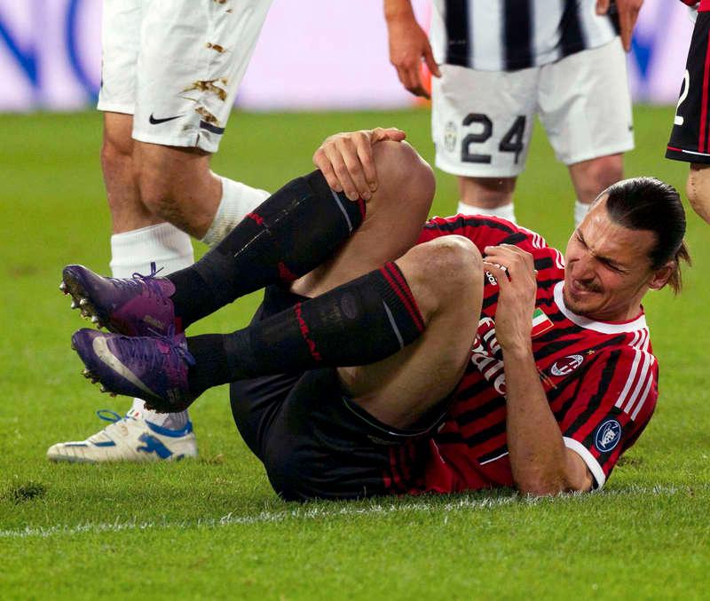 uttåg Zlatan Ibrahimovic gjorde en blek första halvlek och byttes ut i halvtid med en ryggskada.
