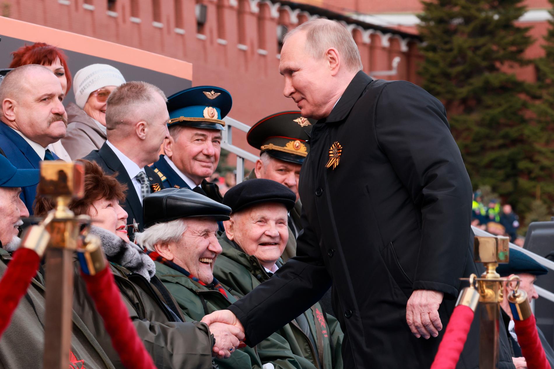 Putin hälsar på åskådare i Moskva. 