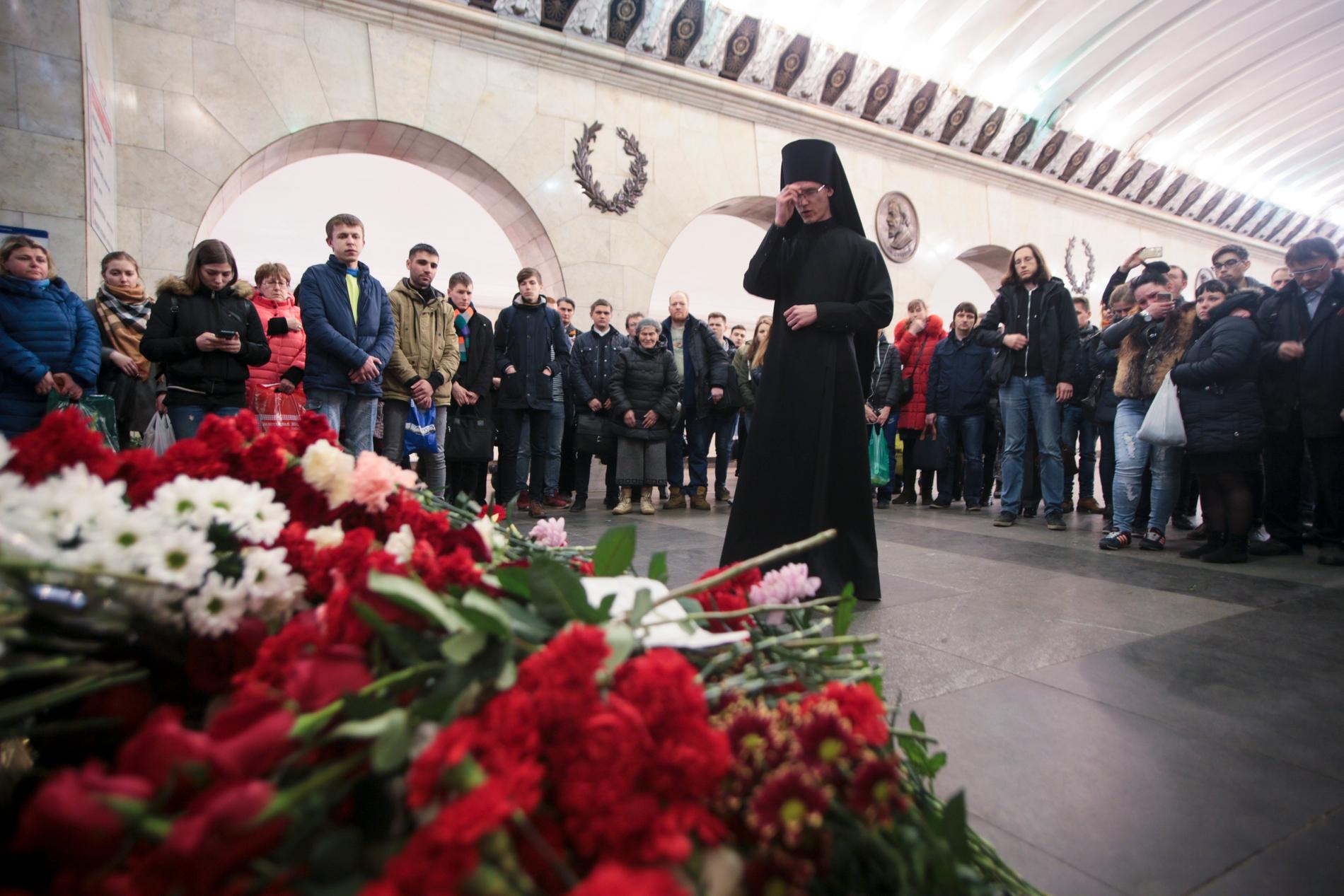 En ortodox präst under en minnesceremoni i april 2017 för bombdådets offer vid tunnelbanestationen Teknologiska institutet i S:t Petersburg. Arkivbild.