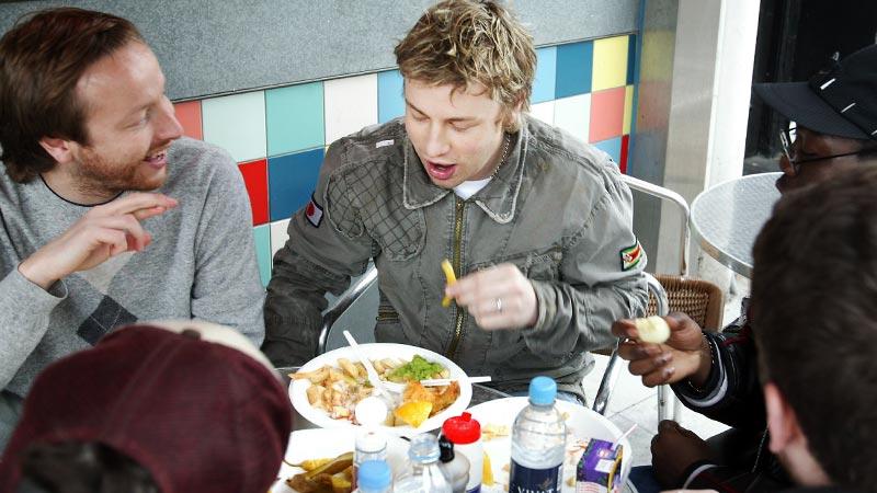 Jamie Oliver med kompisar njuter av fish and chips på George´s Fish Bar.