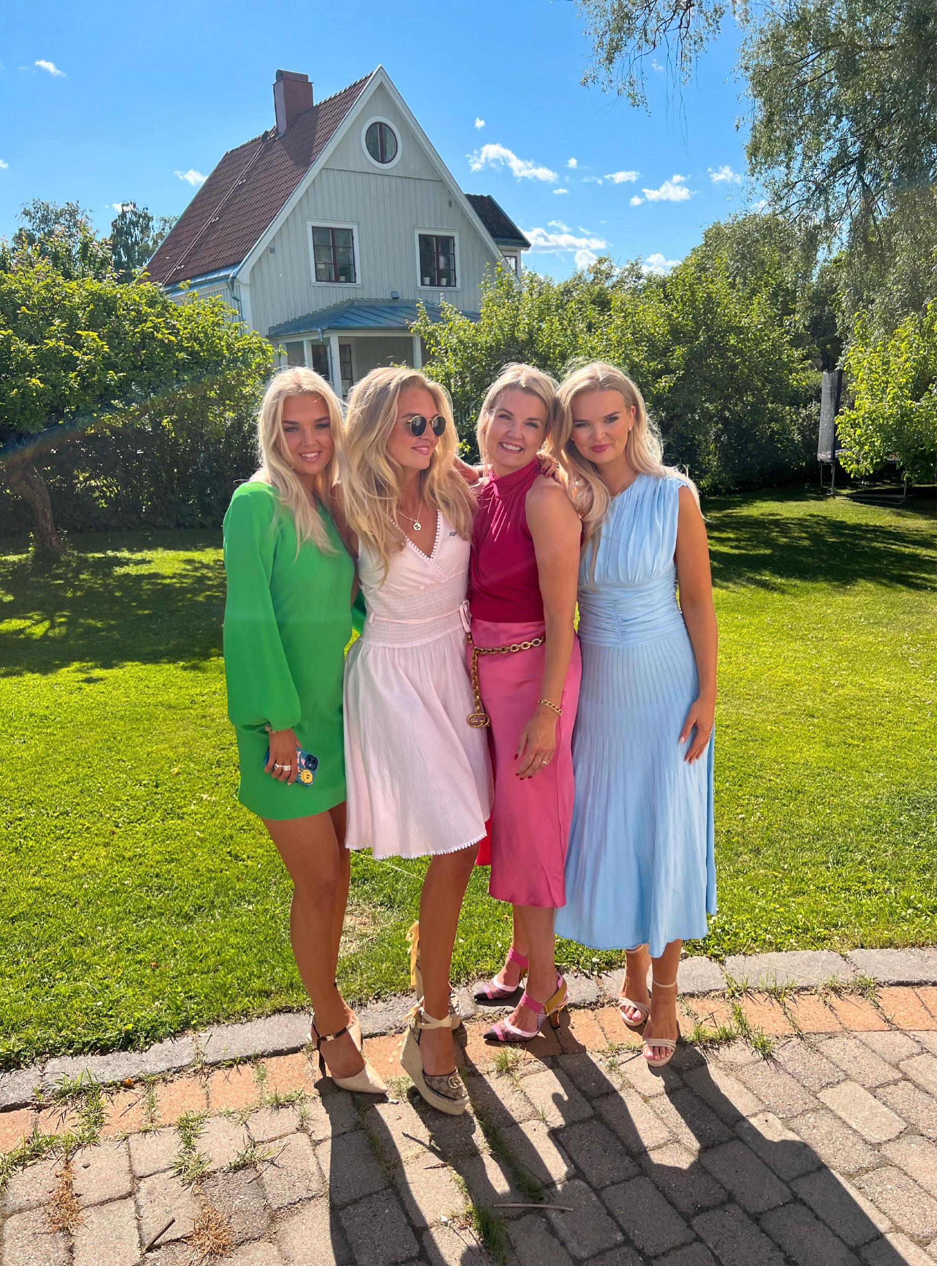 Greta med sin mamma och sina systrar. 
