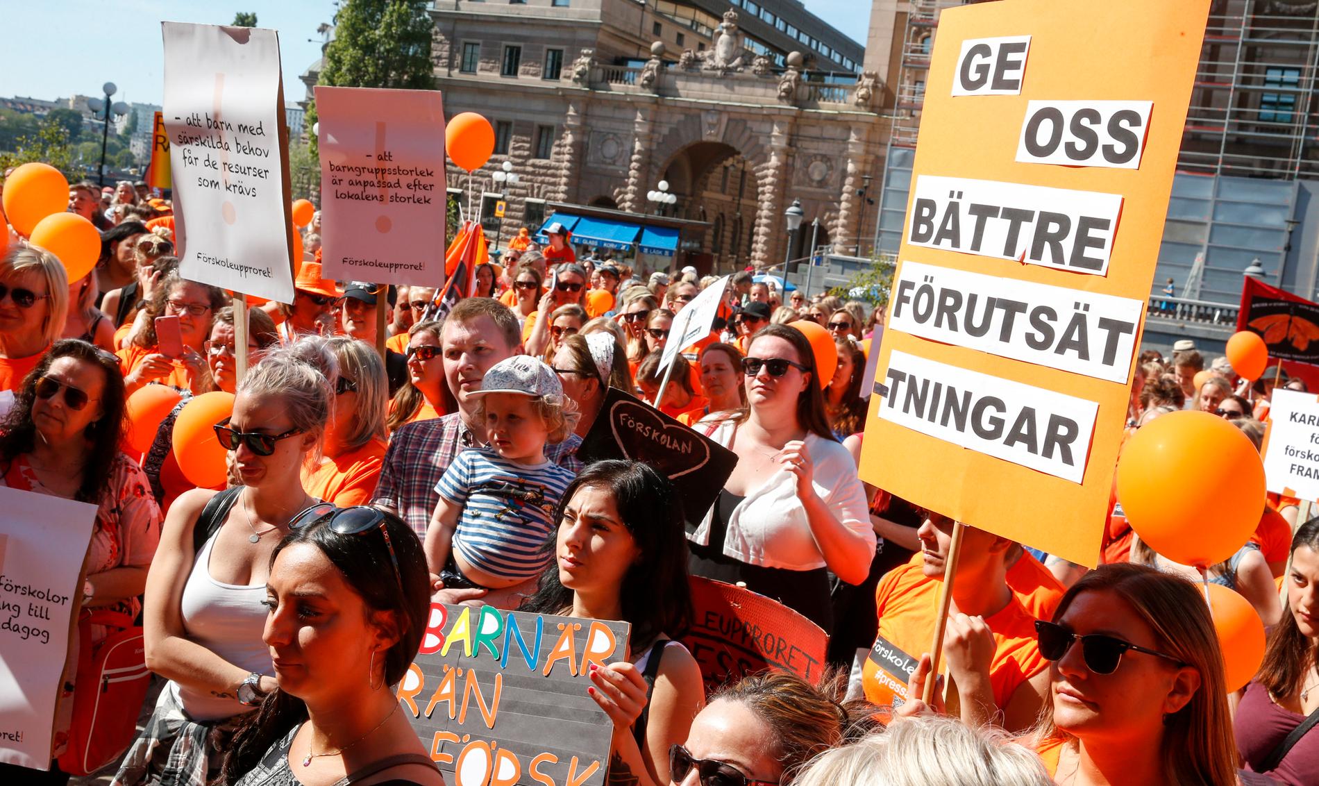 I slutet av maj demonstrerade förskolepersonal för bättre arbetsvillkor utanför Riksdagen i Stockholm.