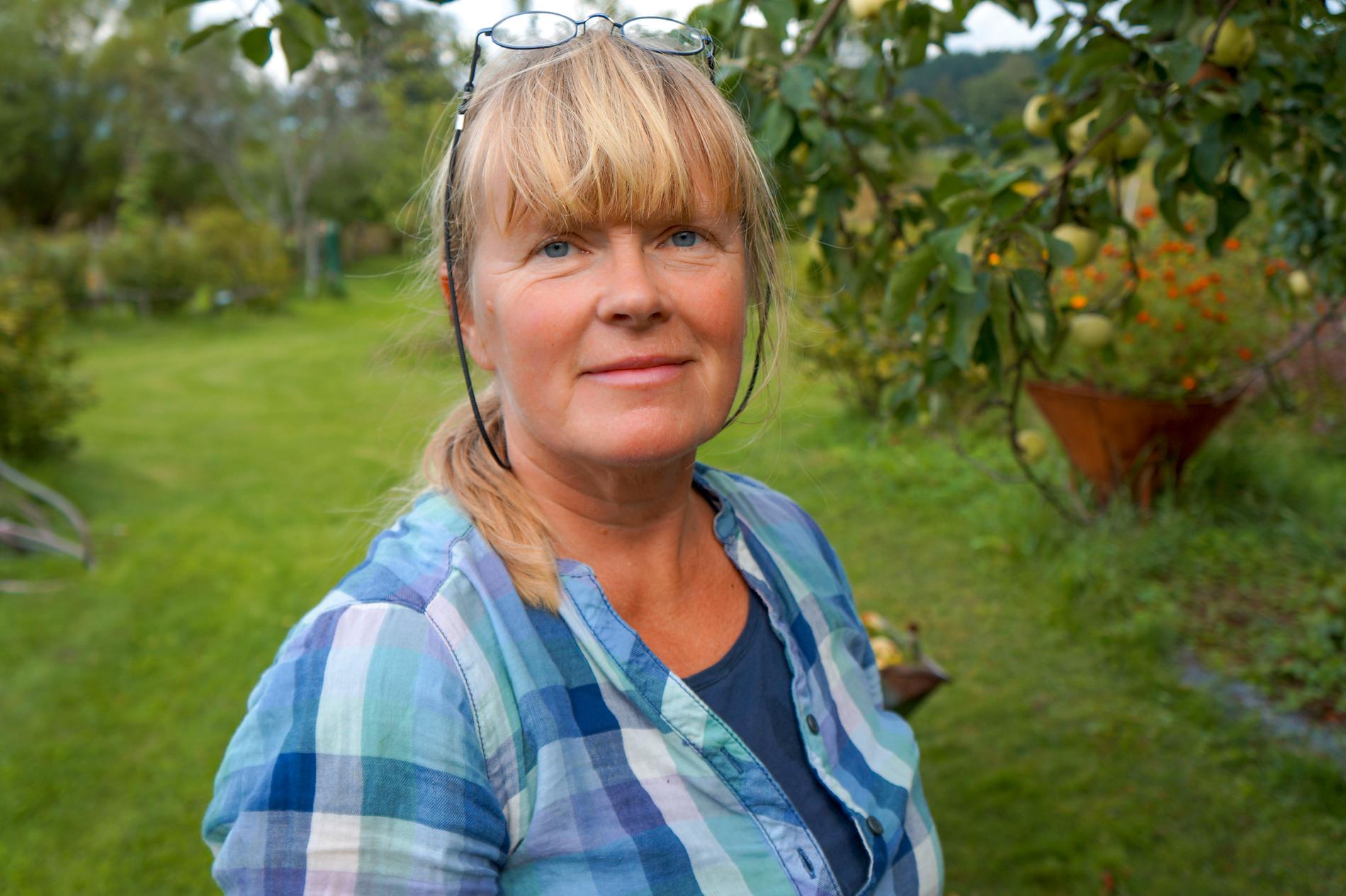Trädgårdsrådgivare Lise-Lotte Björkman vet hur man skyddar växter mot vårfrost.