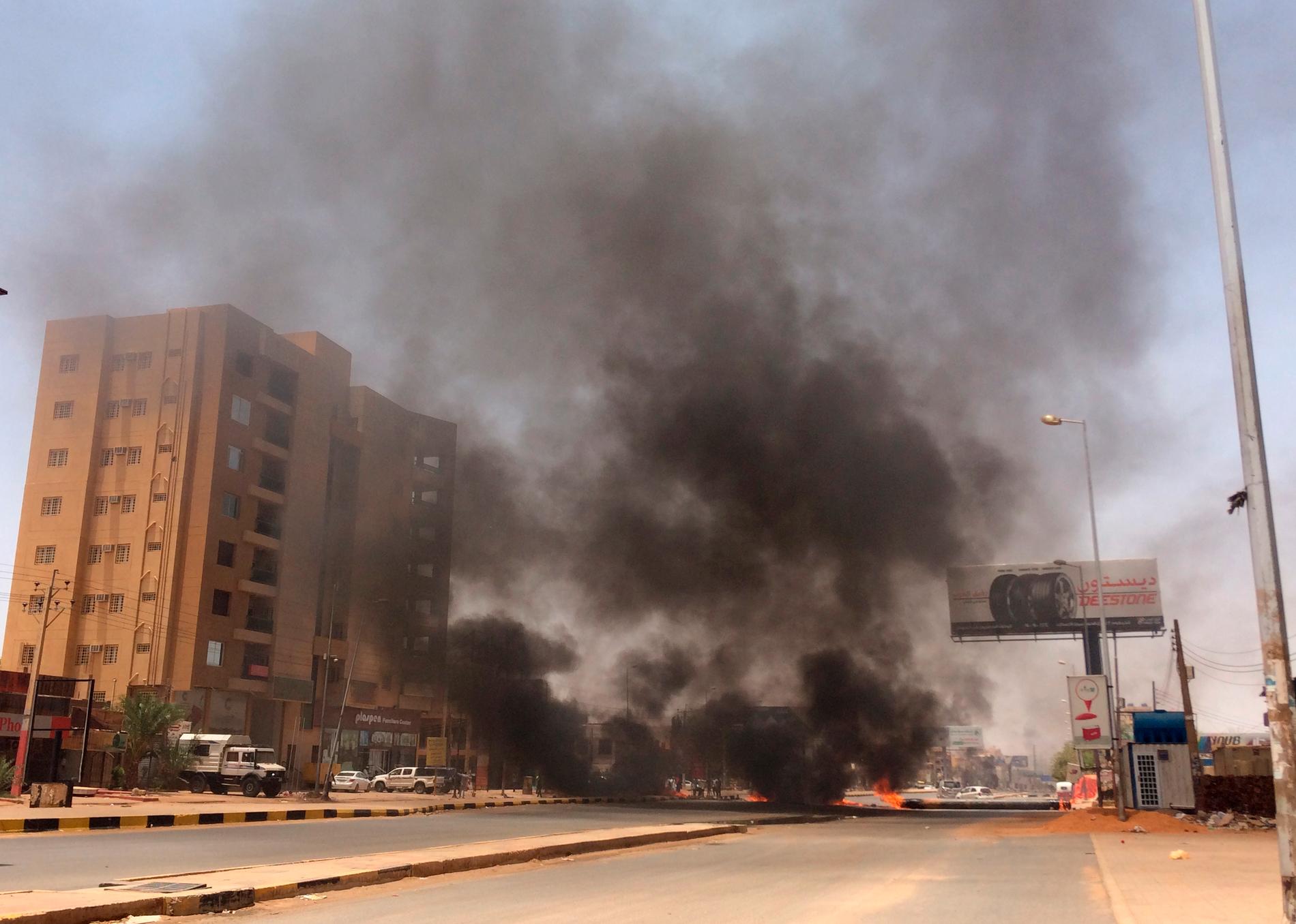 Demonstranter har tänt eld på däck i närheten av arméns högkvarter i Sudans huvudstad Khartum.