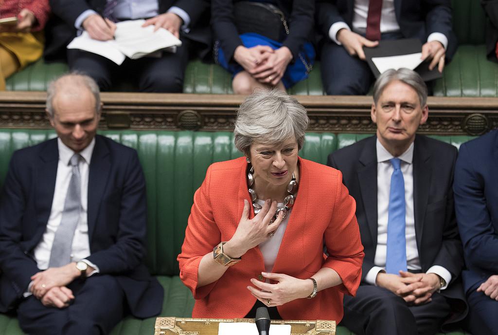 Theresa May hade nästan tappat rösten när hon talade i parlamentet, efter att det stod klart att hennes nya förslag på brexitavtal fallit. 