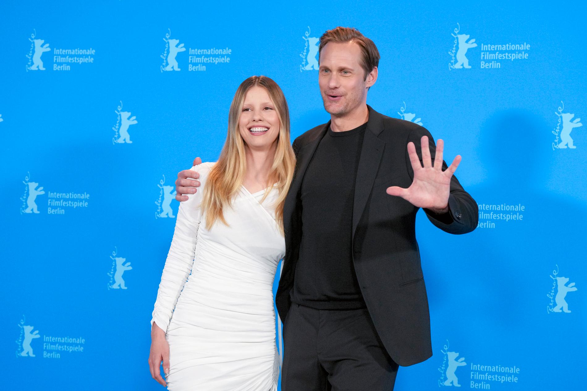 Mia Goth och Alexander Skarsgård möter pressen på filmfestivalen i Berlin tidigare i år, där "Infinity pool" hade världspremiär. Arkivbild.