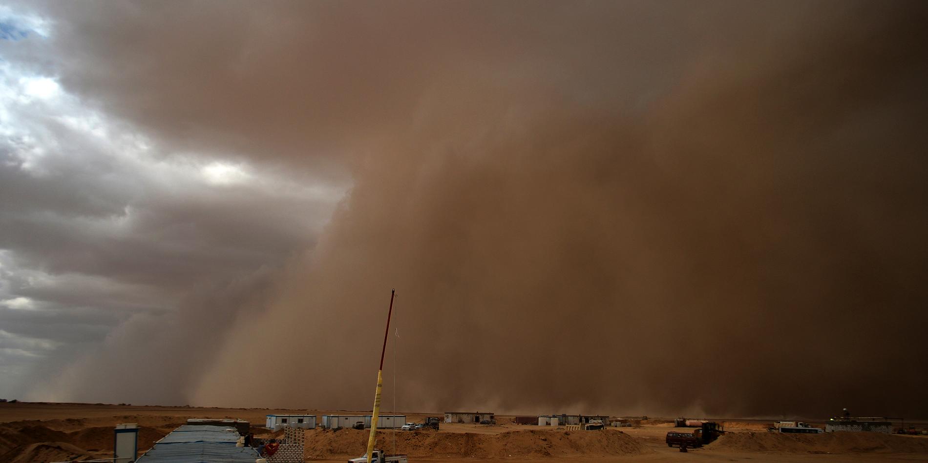 Sandstorm i Nordafrika. Det tar cirka en vecka innan partiklarna når Sverige förutsatt att vinden ligger rätt.