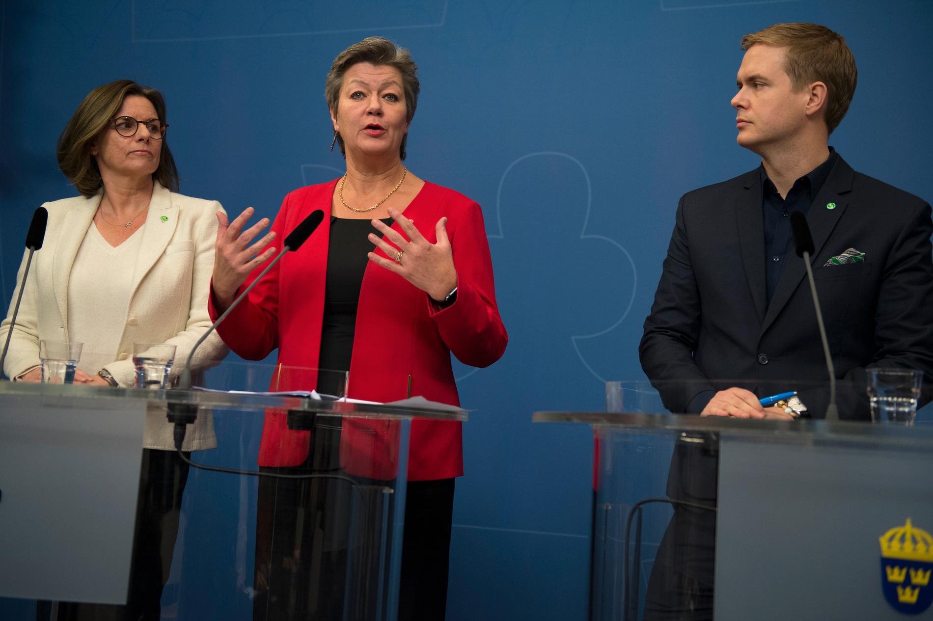 Isabella Lövin, Ylva Johansson och Gustav Fridolin på pressträffen om den nya överenskommelsen. 