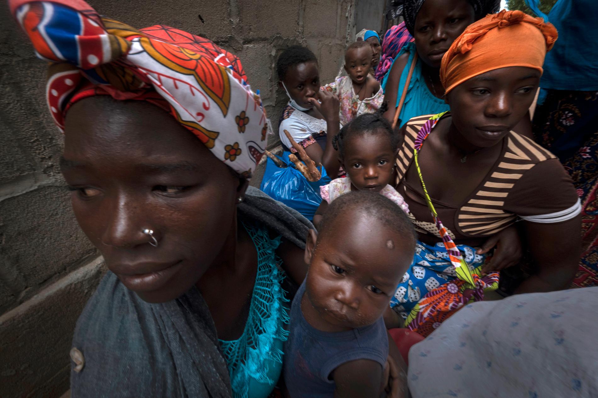 Kvinnor med sina barn som flytt från staden Palma i norra Moçambique efter en attack av jihadister i slutet av mars.