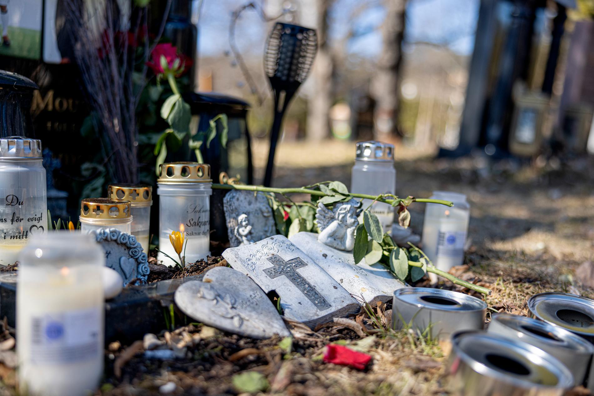I två gravar på kyrkogården ligger tre mördade släktingar till den 21-åring som nu har förlorat sitt liv. 