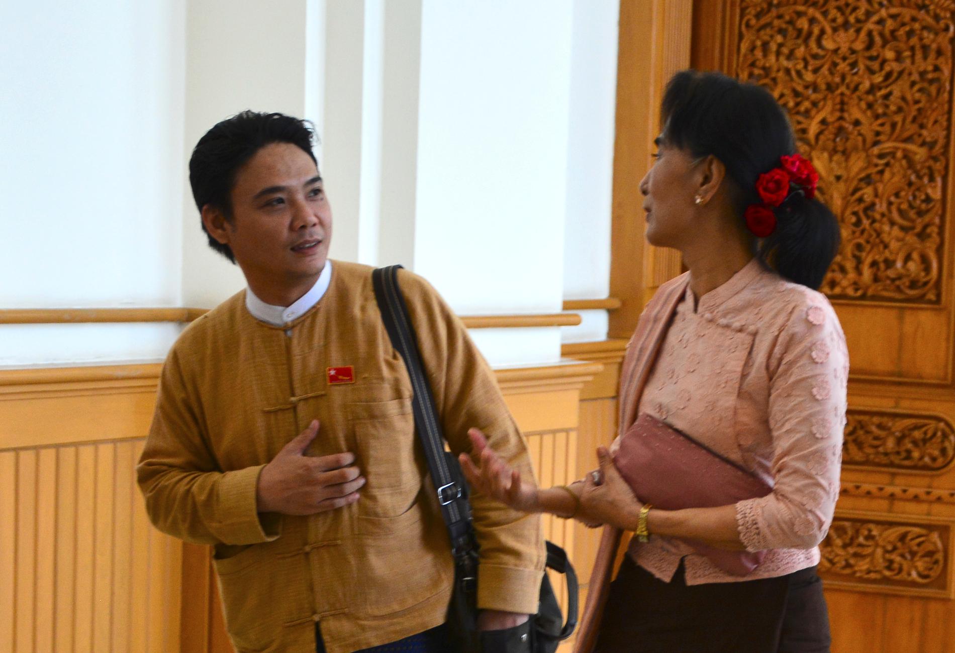 Phyo Zeya Thaw tillsammans med Aung San Suu Kyi utanför Myanmars parlament 2015. Arkivbild.
