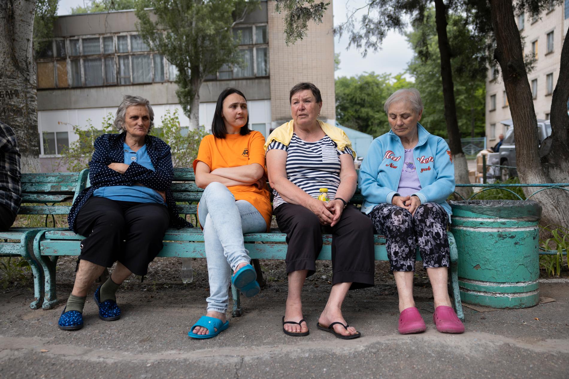 Natalia Krasnokutskaya (i randig tröja), 68, vid skolan dit hon har evakuerats tillsammans med andra människor. 