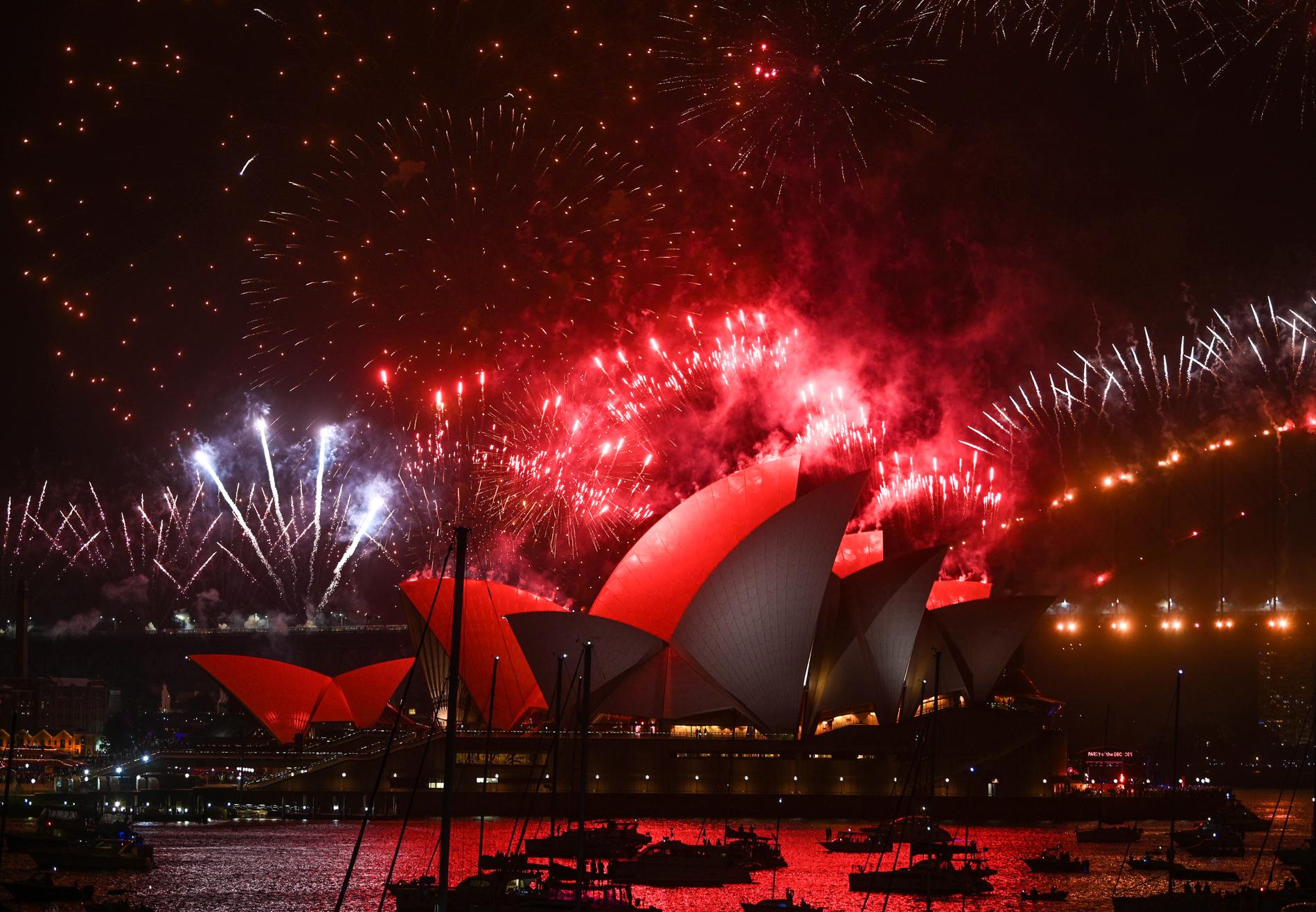 Myndigheterna i Sydney genomförde det traditionella nyårsfyrverkeriet, trots ett totalt eldningsförbud.