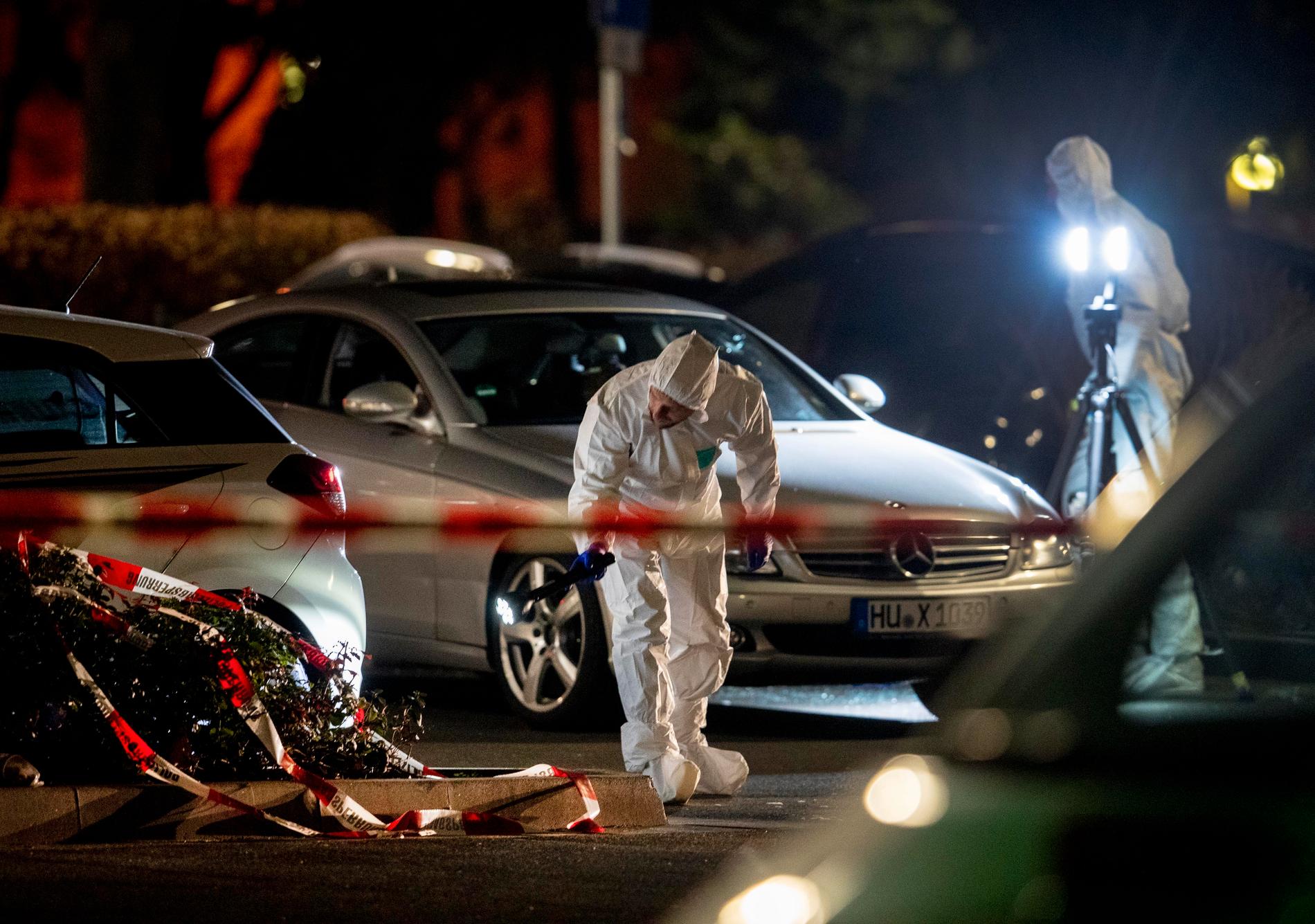 Polisens tekniker arbetade under natten efter att flera personer dödats i skottlossningar.
